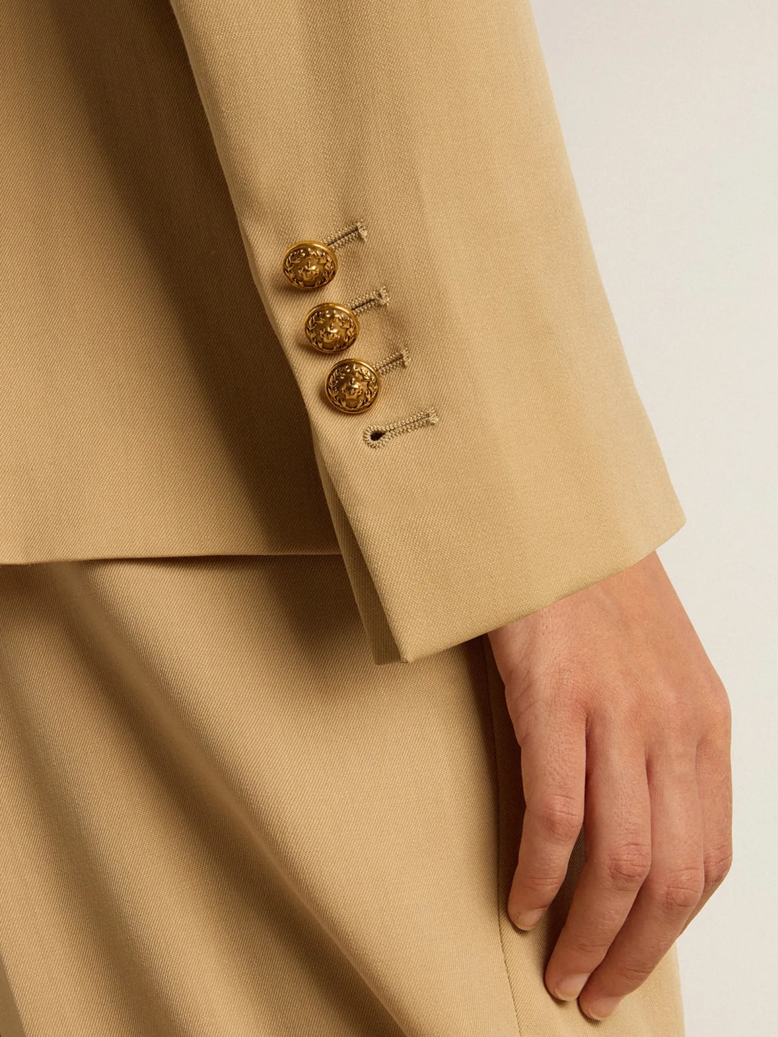 Store Blazer de abotoamento duplo feminino cor areia com botões heráldicos dourados MULHER Blazers