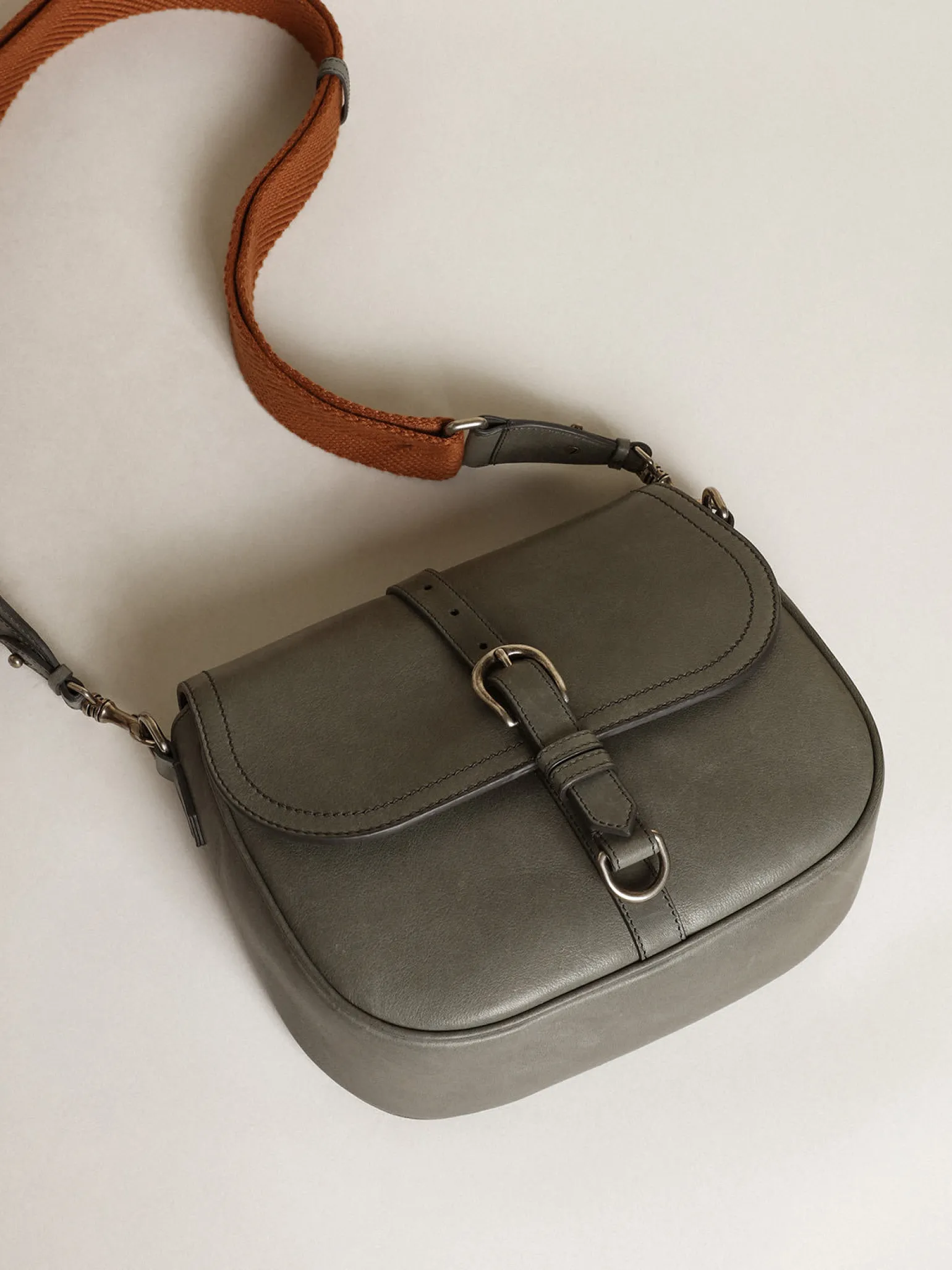 Shop Bolsa Francis feminina média de couro cinza pedra MULHER Bolsas tiracolo