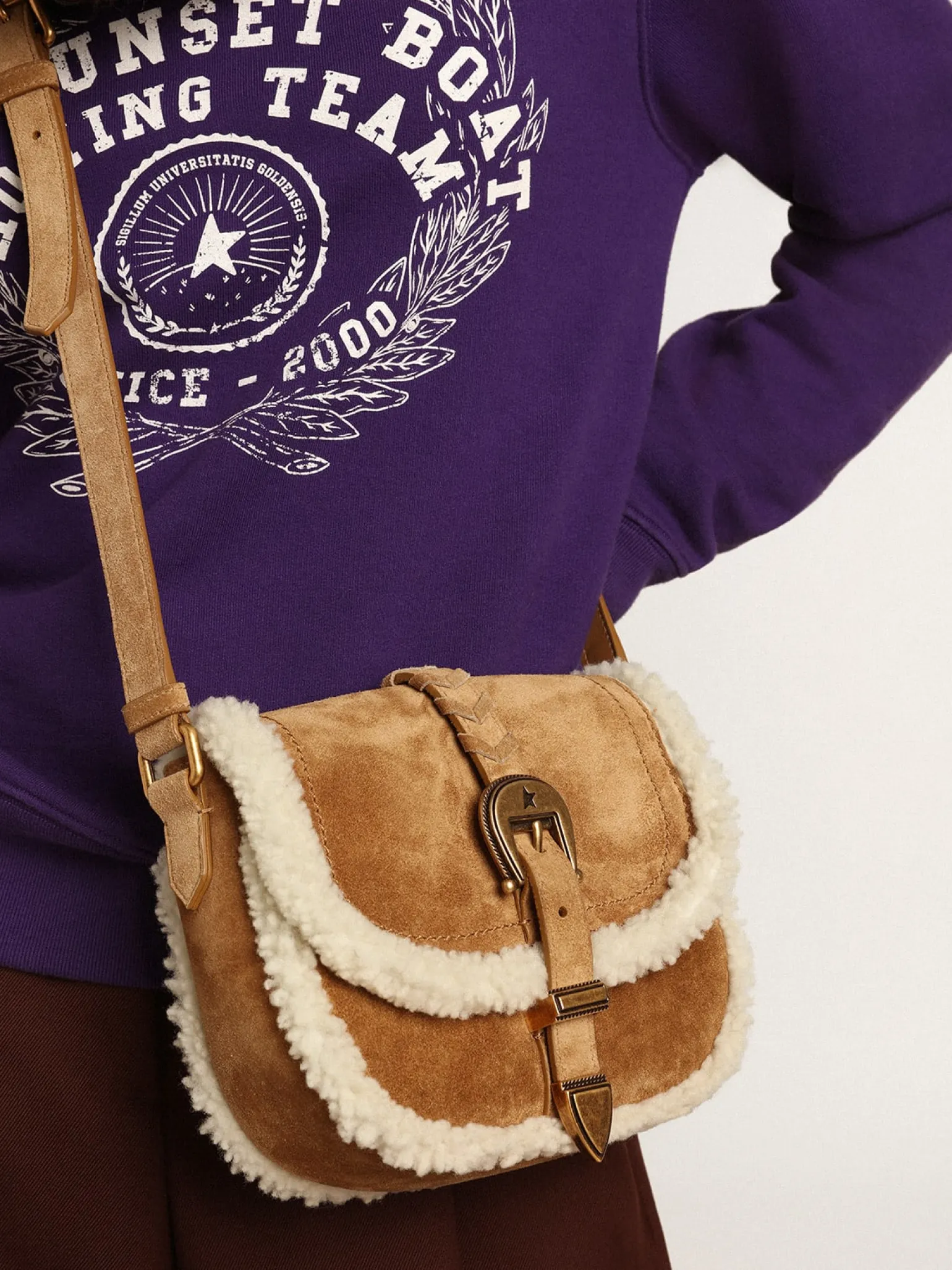 Outlet Bolsa Rodeo feminina de suede com detalhes de shearling MULHER Bolsas tiracolo