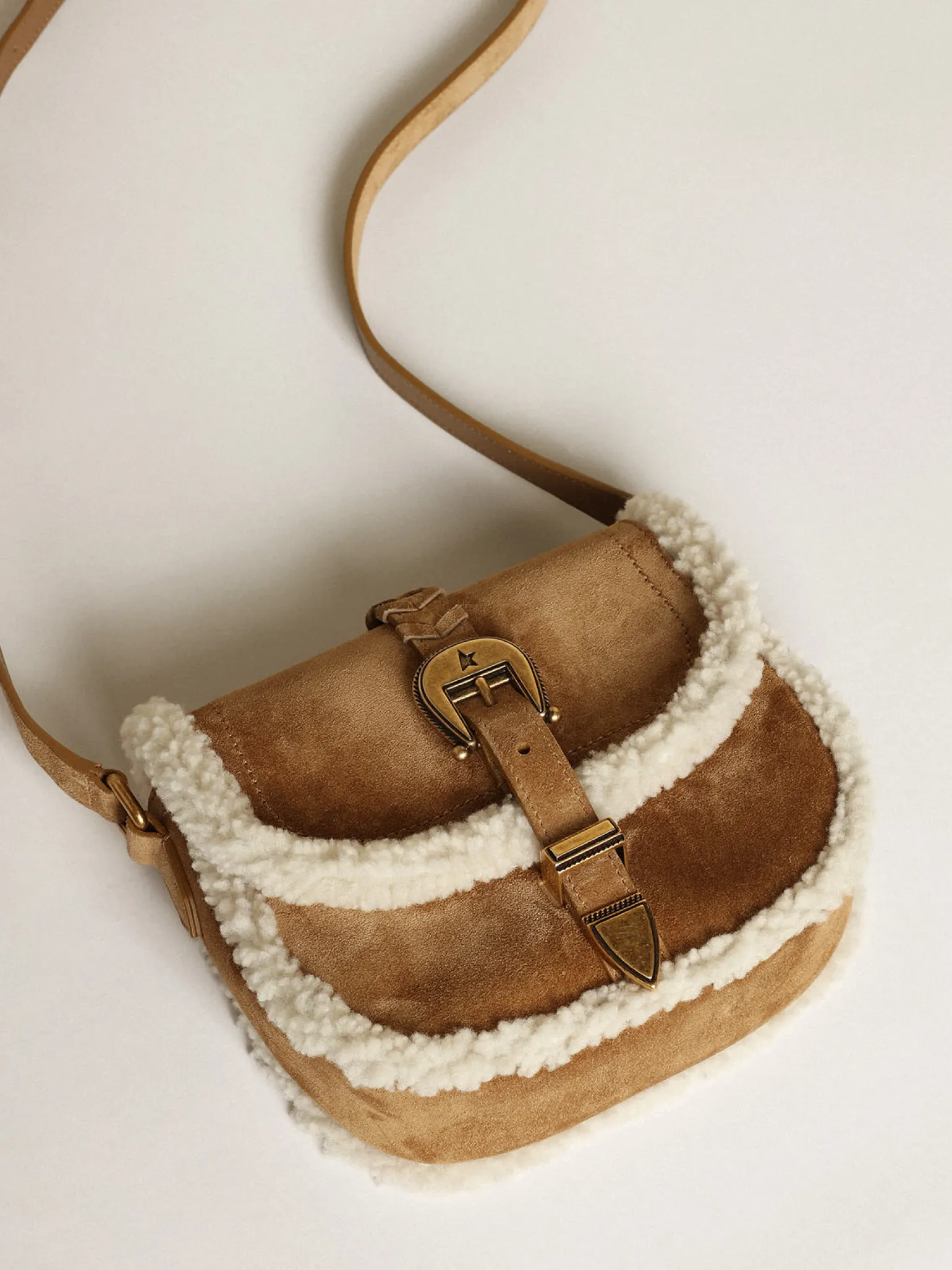 Outlet Bolsa Rodeo feminina de suede com detalhes de shearling MULHER Bolsas tiracolo