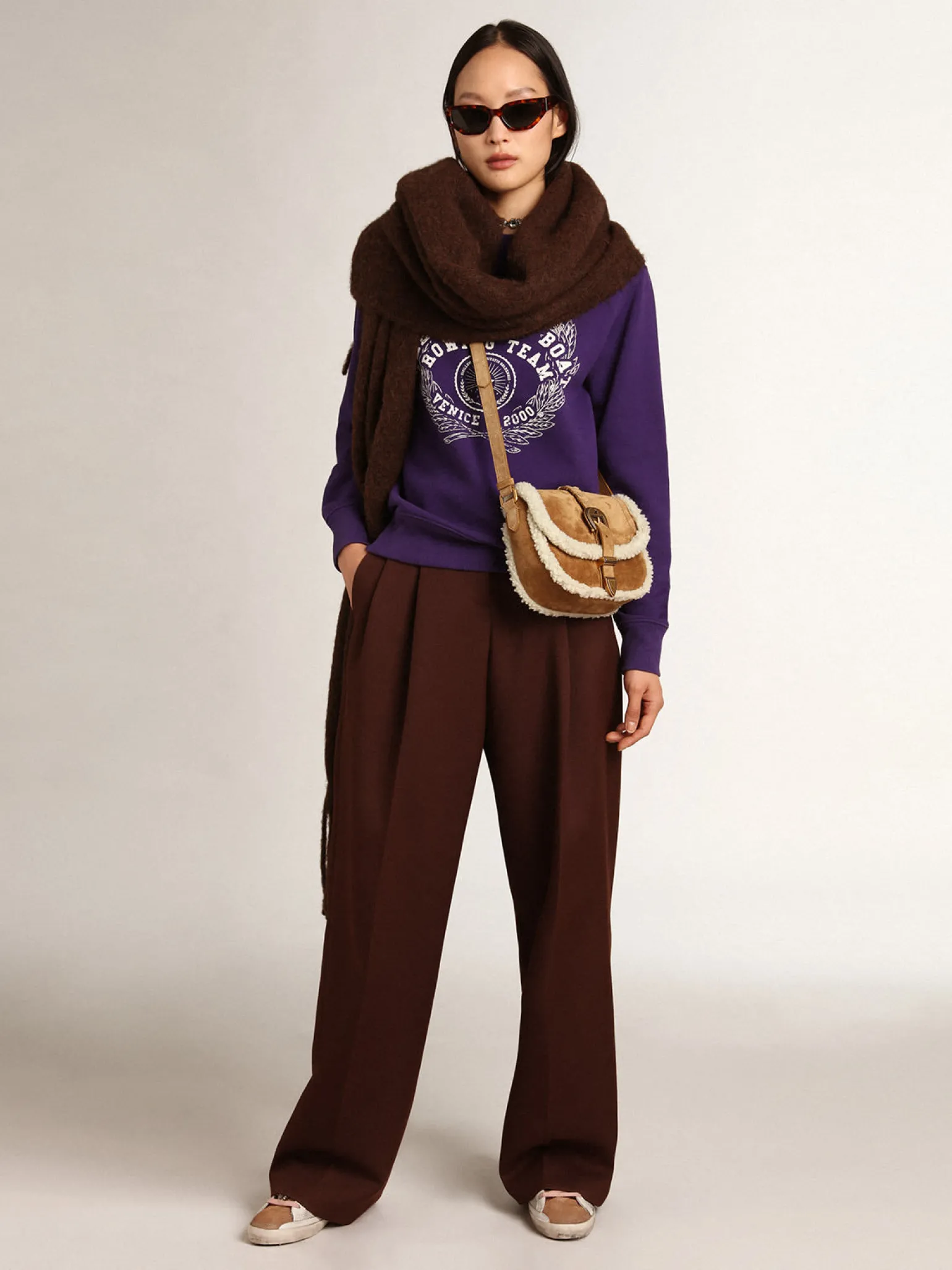 Outlet Bolsa Rodeo feminina de suede com detalhes de shearling MULHER Bolsas tiracolo