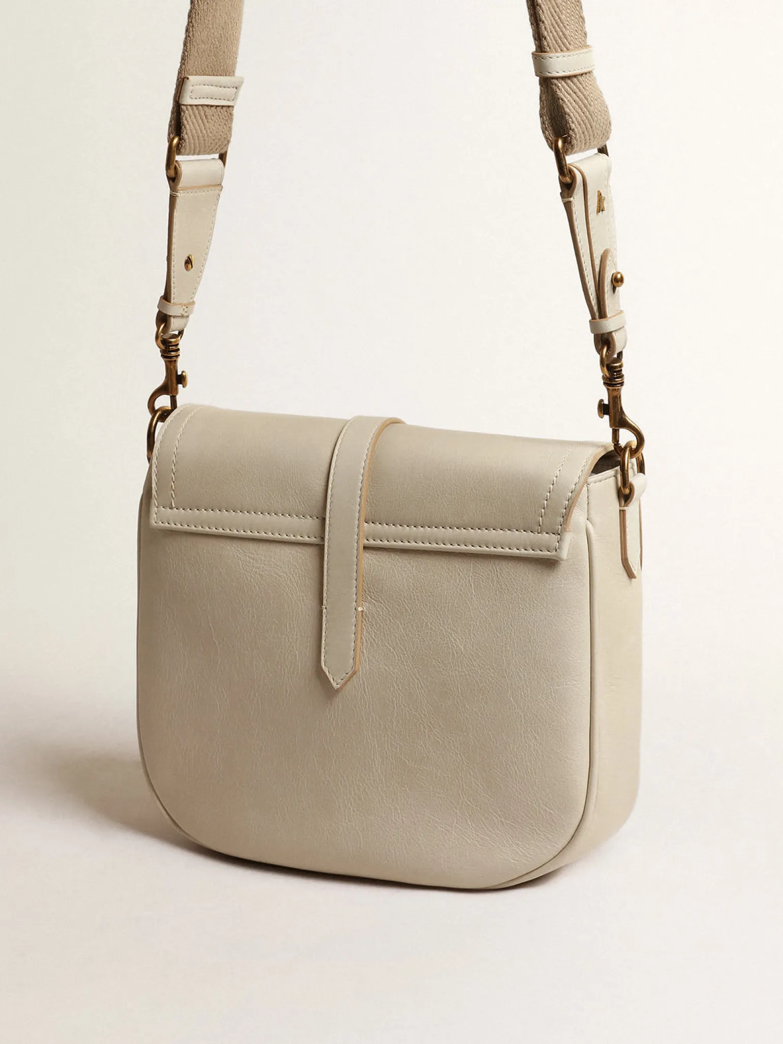 Shop Bolsa Sally média de couro cor porcelana com fivela e alça de ombro em contraste MULHER Bolsas tiracolo