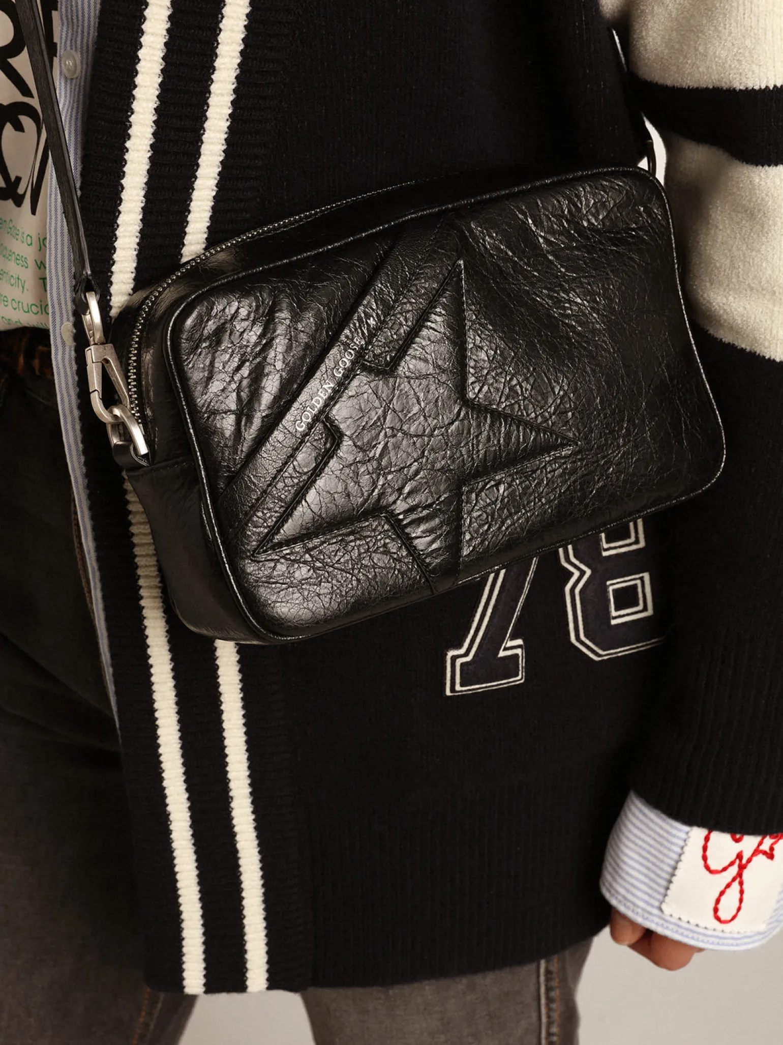 Flash Sale Bolsa Star feminina de couro brilhante preto com estrela tom sobre tom MULHER Bolsas tiracolo