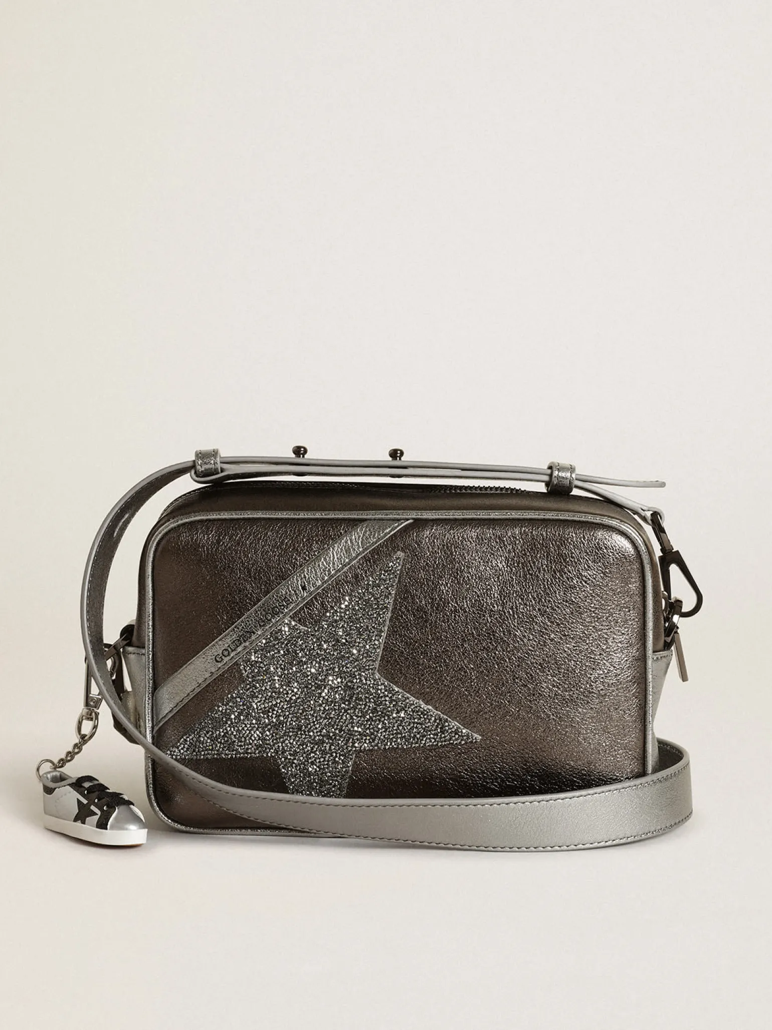 Shop Bolsa Star feminina de couro prateado com estrela de cristais Swarovski MULHER Bolsas tiracolo