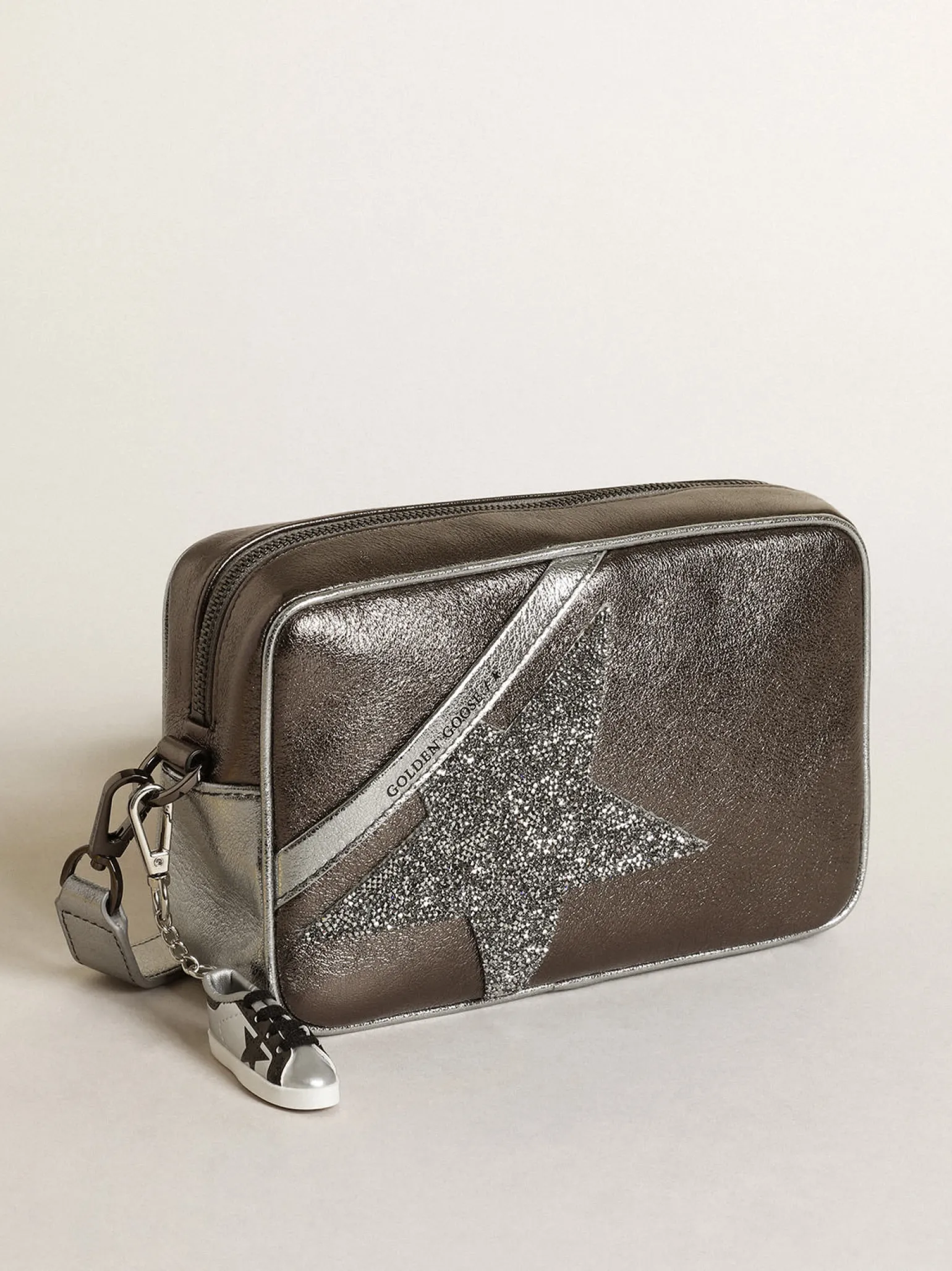 Shop Bolsa Star feminina de couro prateado com estrela de cristais Swarovski MULHER Bolsas tiracolo