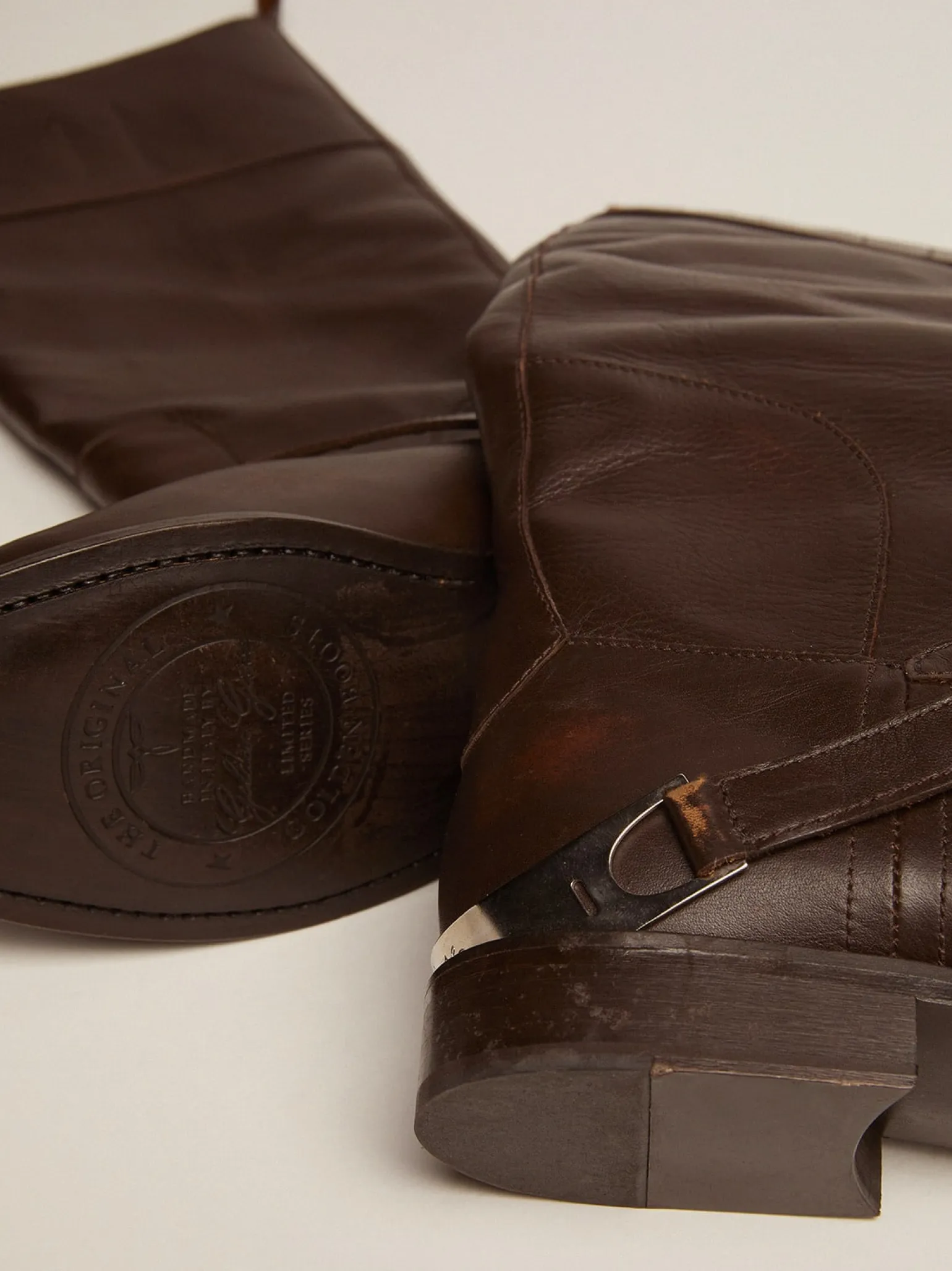 Cheap Bota Charlie feminina de couro marrom escuro e braçadeira no salto MULHER Botas