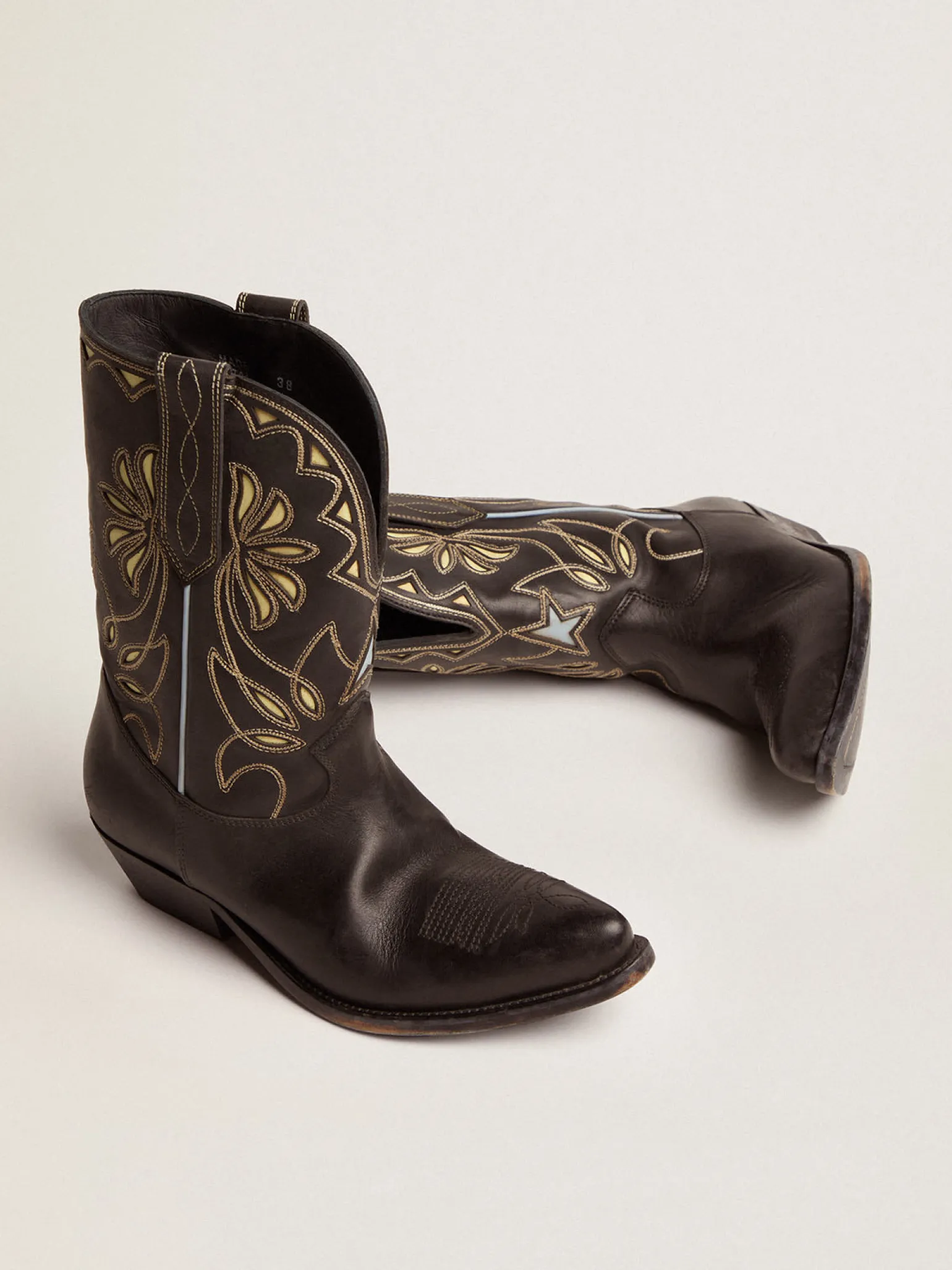 Online Bota Wish Star de cano baixo feminina de couro preto com detalhes amarelos MULHER Botas