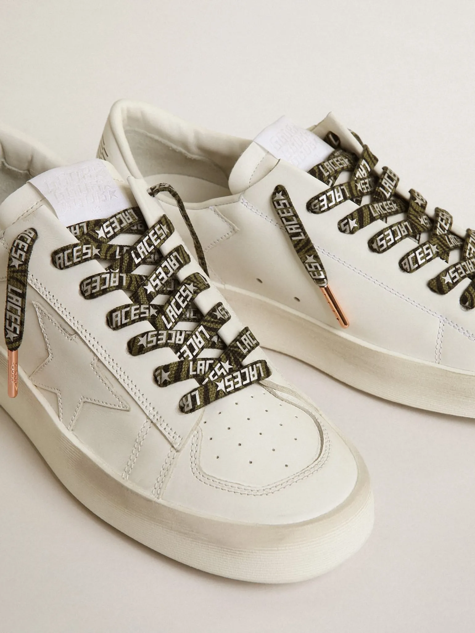 Sale Cadarços com estampa de zebra verde e preto com escritas Laces prateadas em contraste MULHER Cadarços | Cadarços