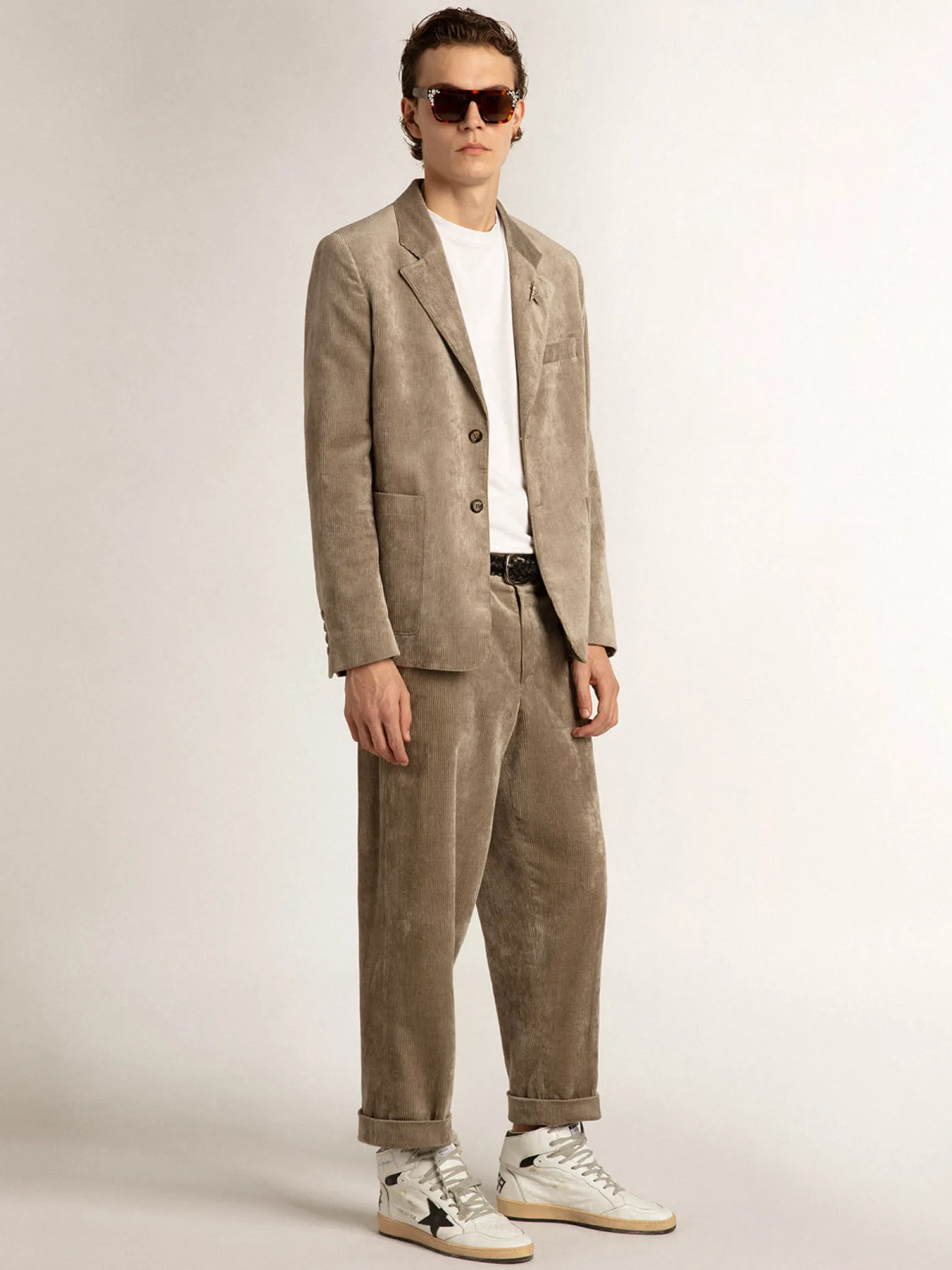 Shop Calça bege clara de veludo cotelê Jeans e calças
