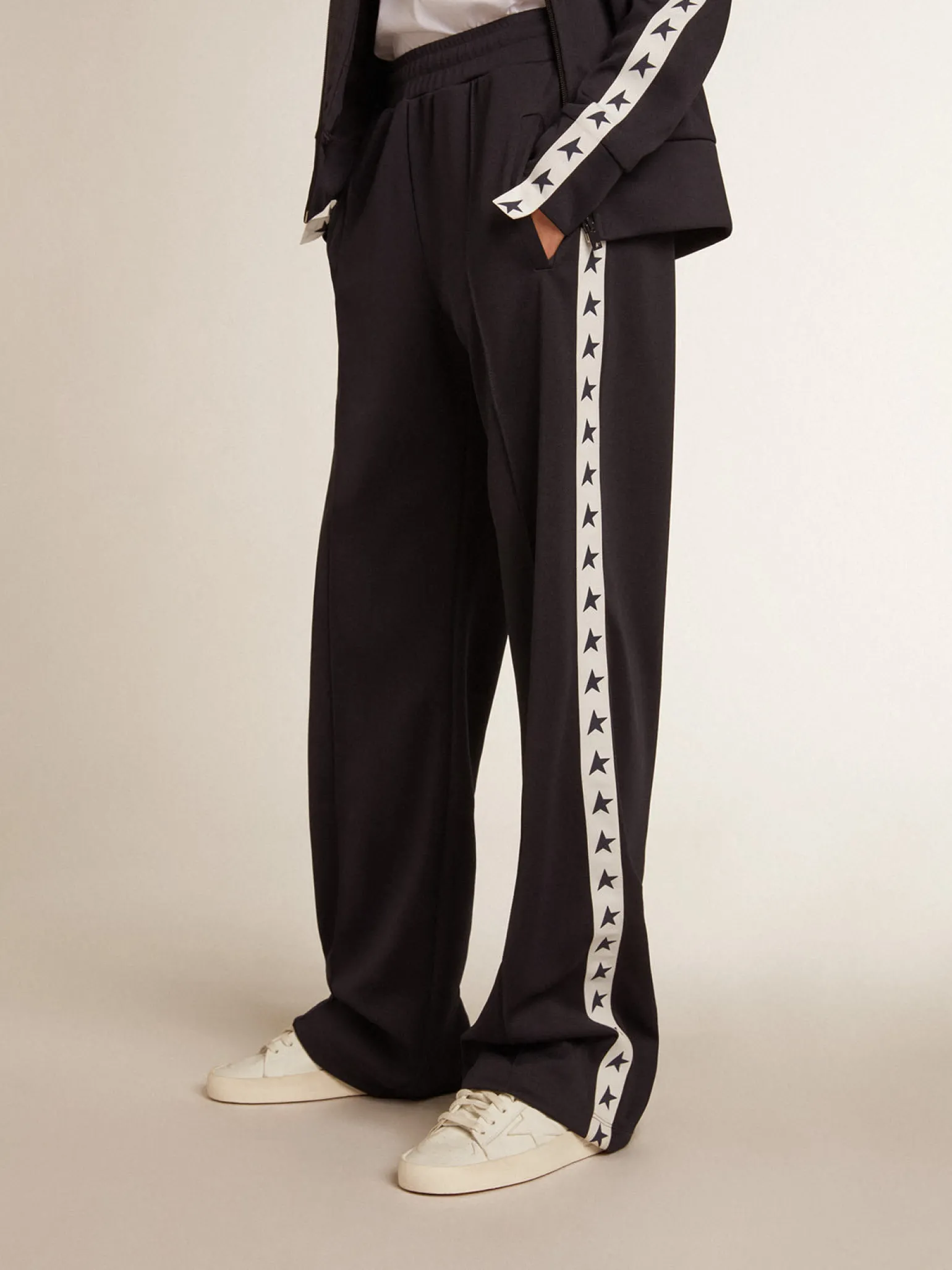 Online Calça de jogging azul-escura, fita branca e estrelas em contraste MULHER Jeans e calças