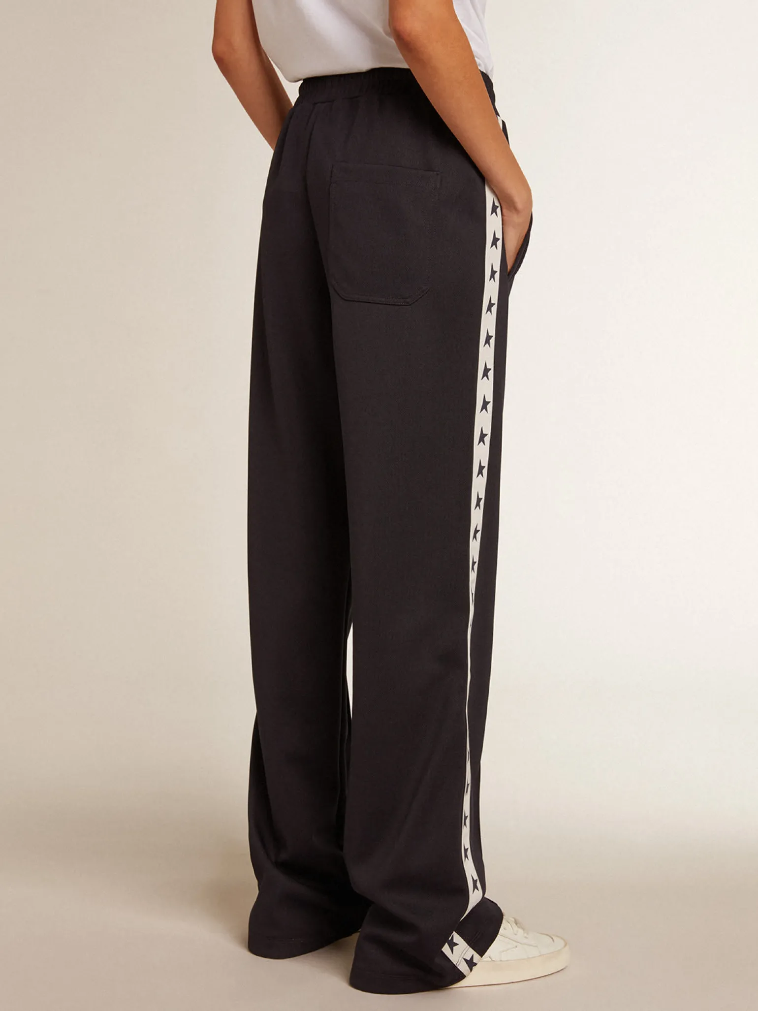 Online Calça de jogging azul-escura, fita branca e estrelas em contraste MULHER Jeans e calças