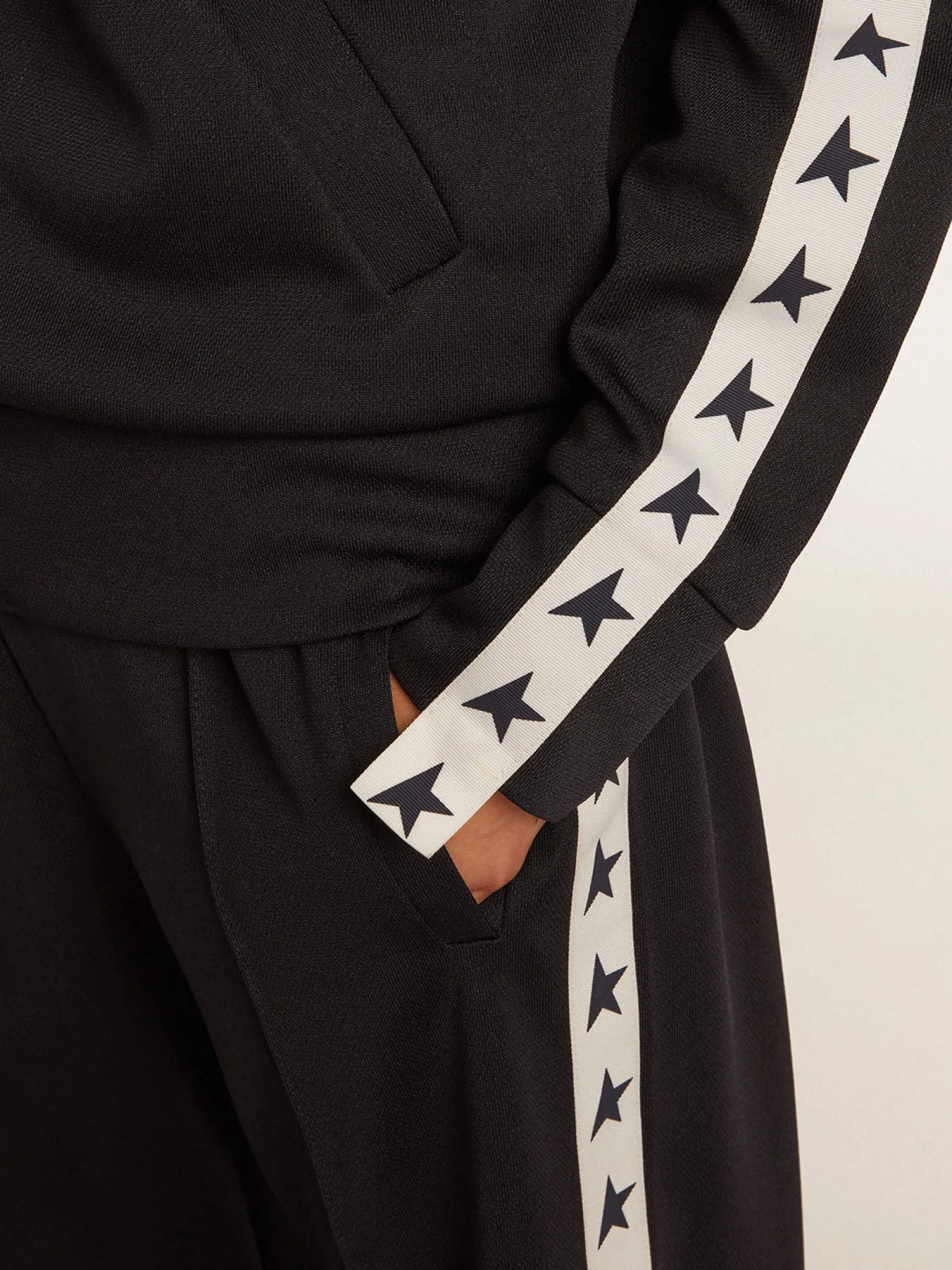 Online Calça de jogging azul-escura, fita branca e estrelas em contraste MULHER Jeans e calças