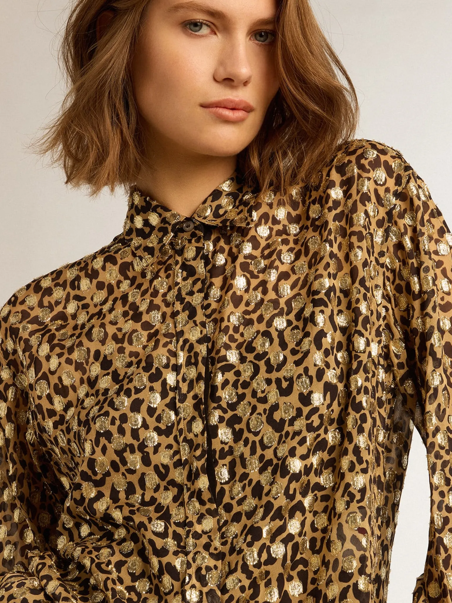 Outlet Camisa boyfriend feminina com estampa animal print e fio coupé dourado MULHER Camisas