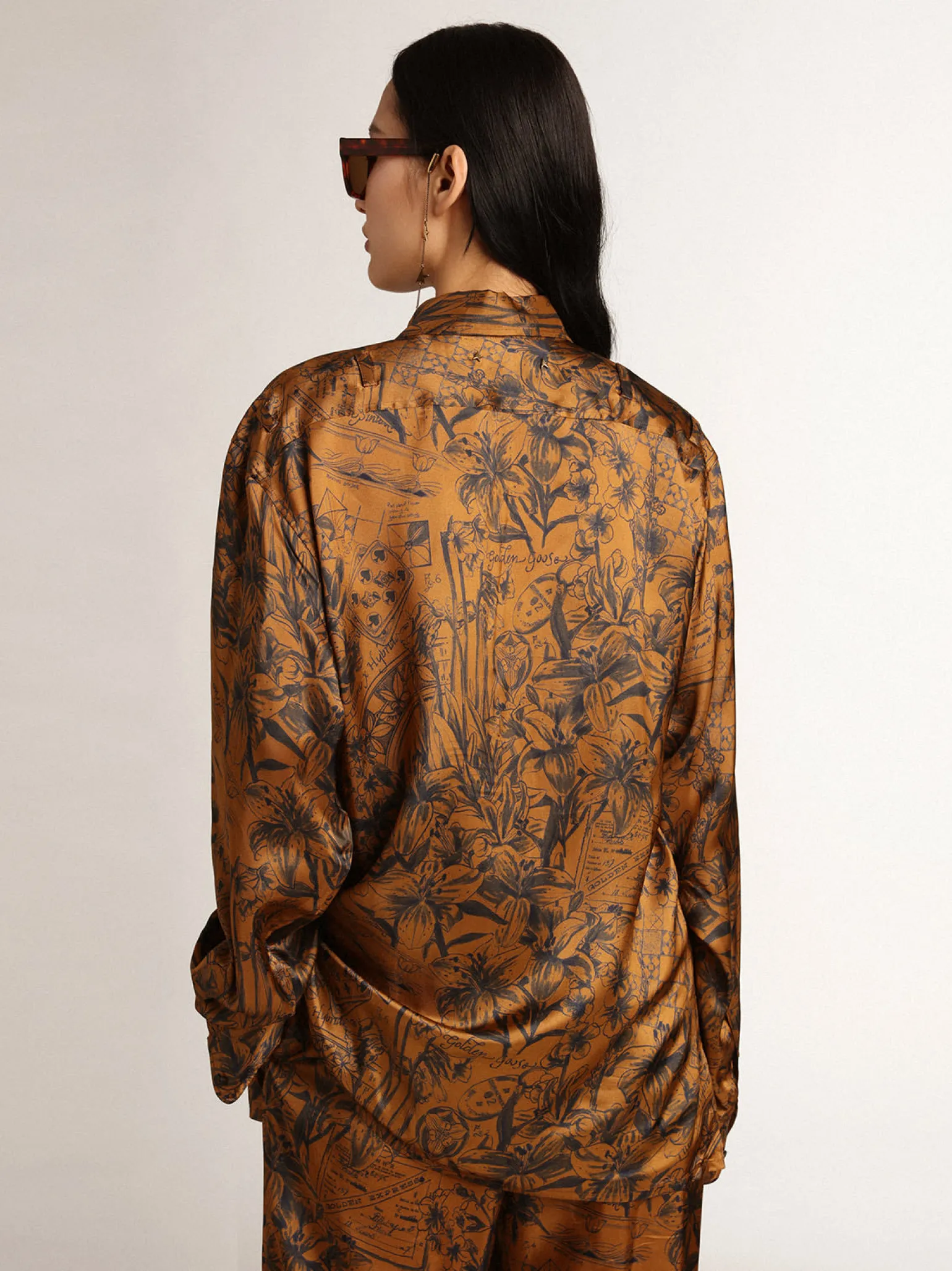 Hot Camisa boyfriend feminina marrom dourado com estampa caderno de viagem MULHER Camisas