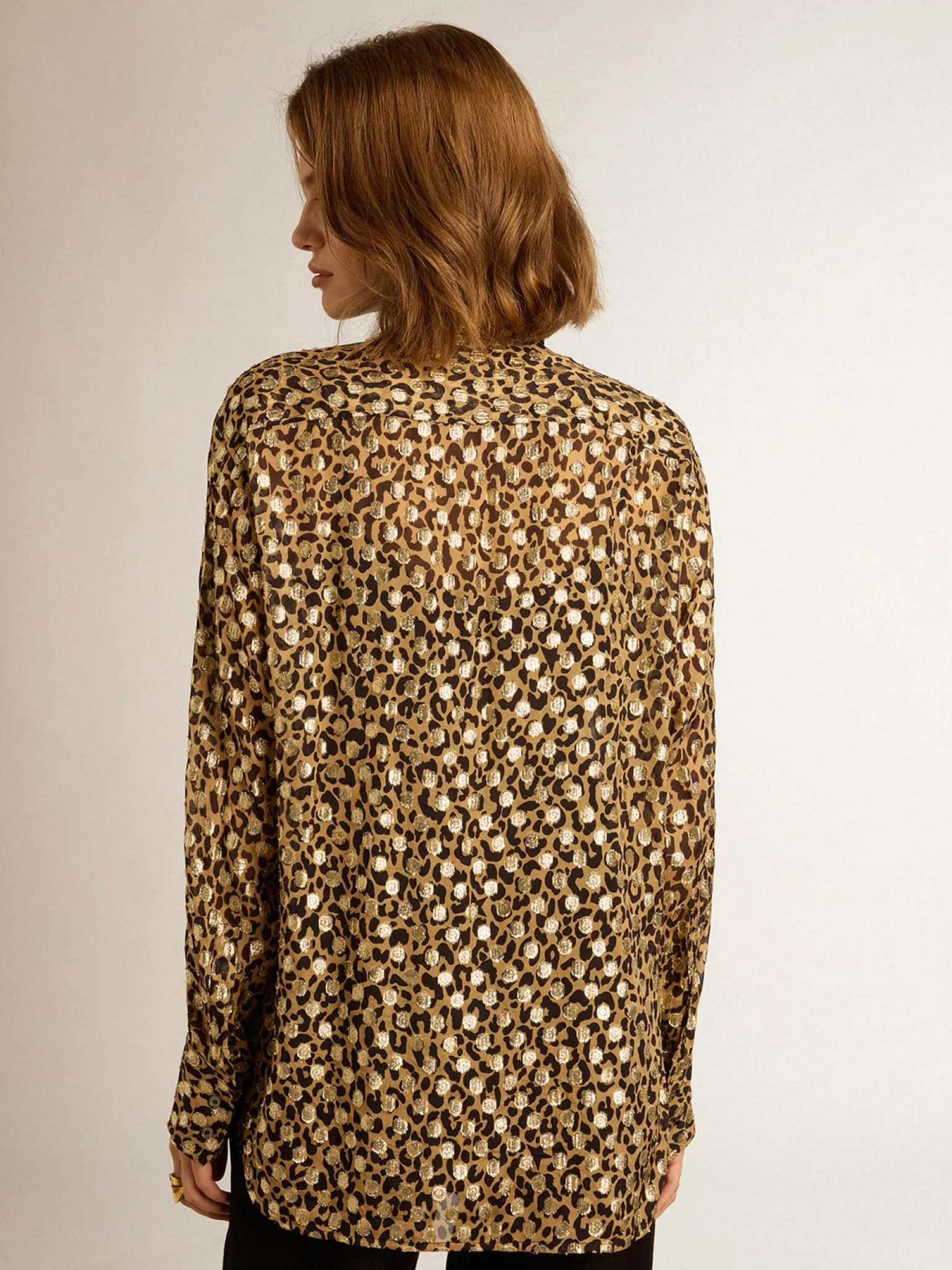 Outlet Camisa boyfriend feminina com estampa animal print e fio coupé dourado MULHER Camisas