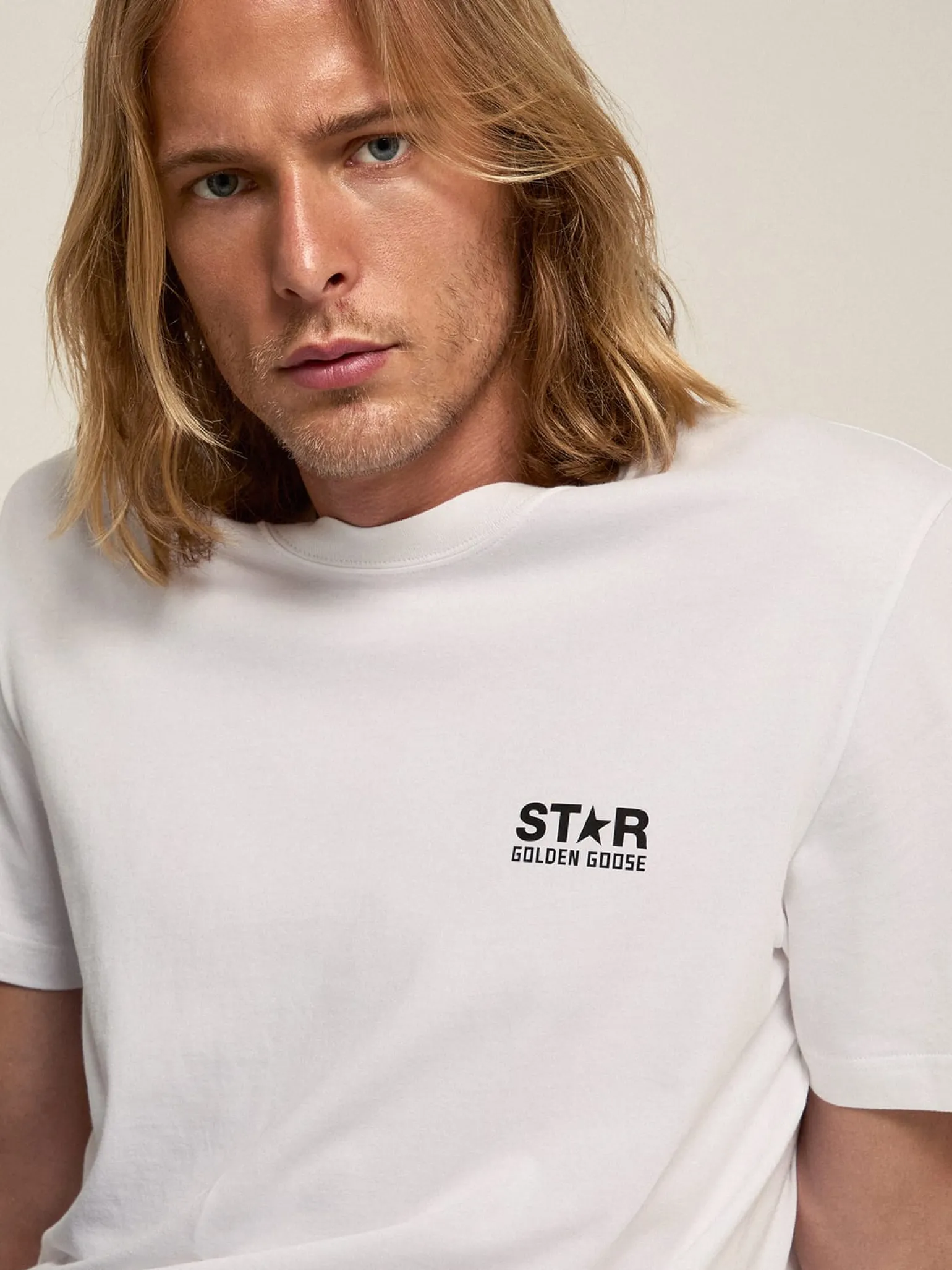 Flash Sale Camiseta branca com logo preto em contraste na frente Camisetas