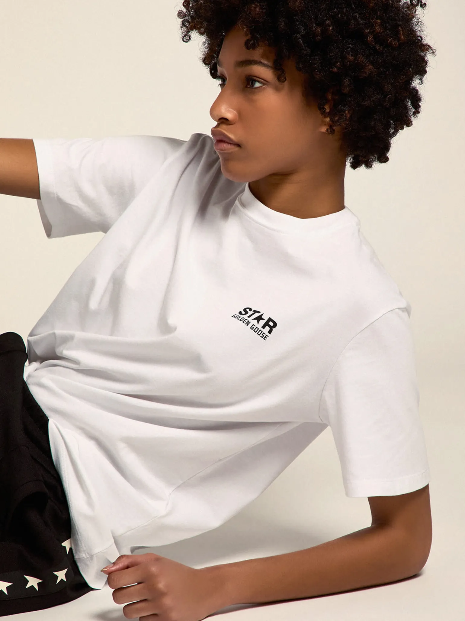 Best Sale Camiseta feminina branca com logo e estrela pretos em contraste MULHER Beachwear | Camisetas