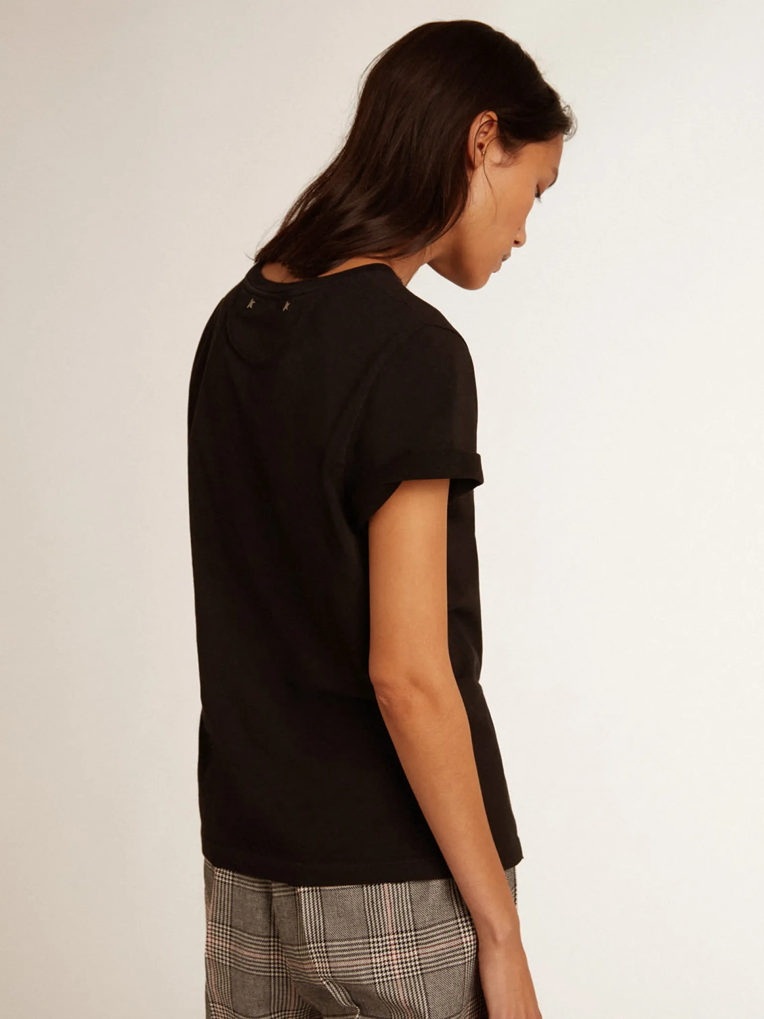 Flash Sale Camiseta feminina preta de caimento slim com tratamento desgastado MULHER Camisetas