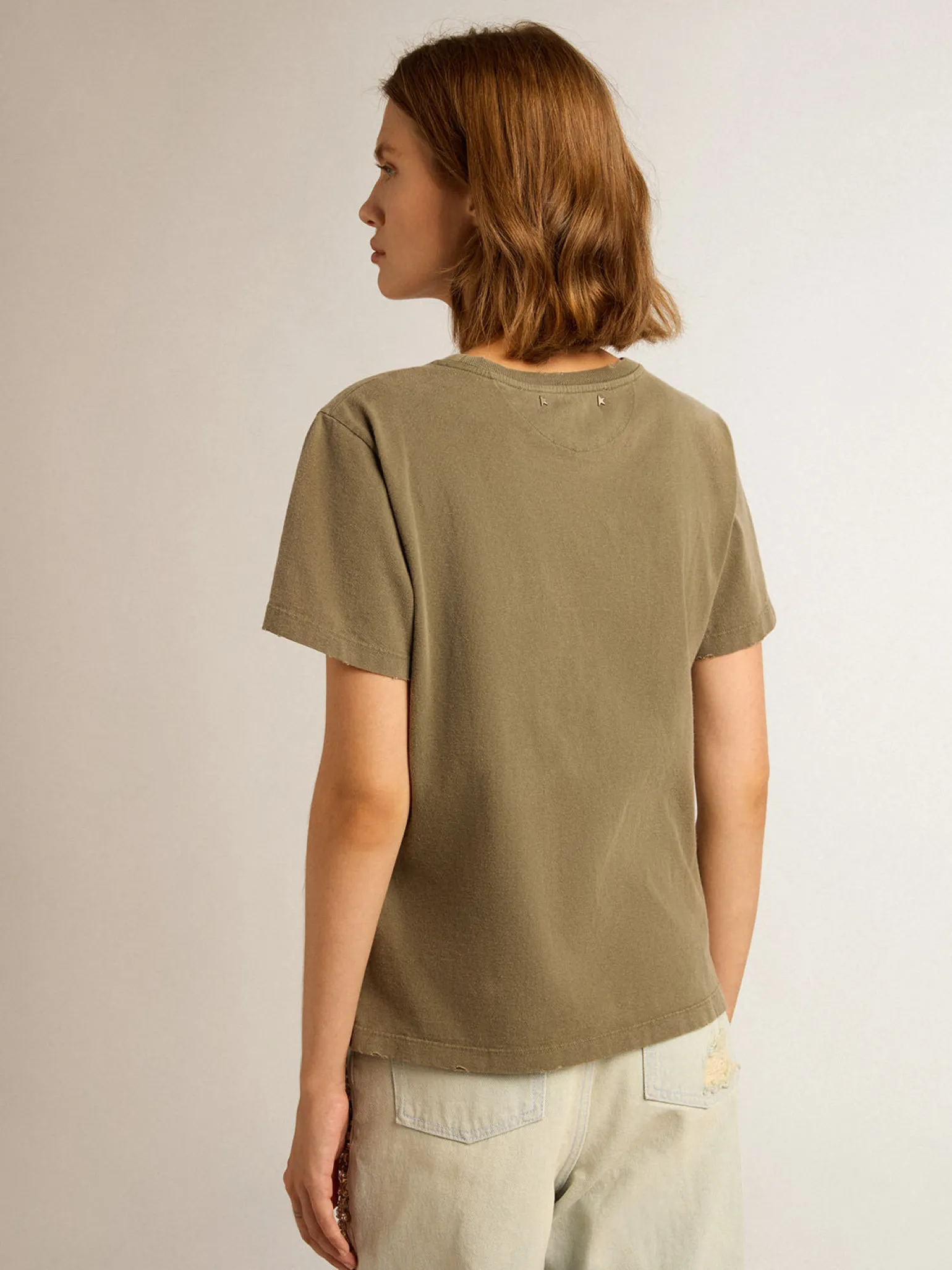 Shop Camiseta feminina verde-oliva com inscrição Golden MULHER Camisetas