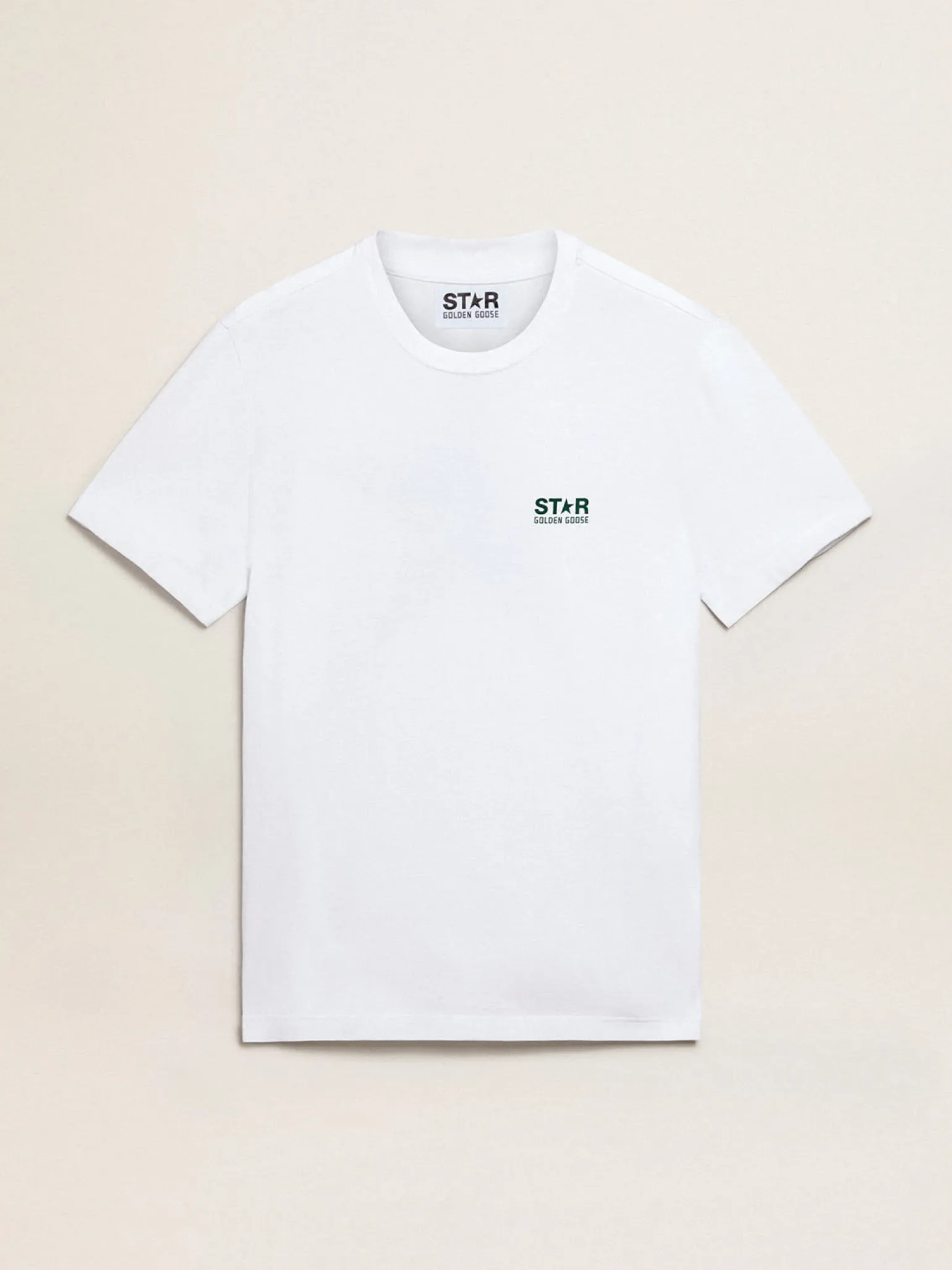 Store Camiseta masculina branca com logo e estrela verdes em contraste Camisetas