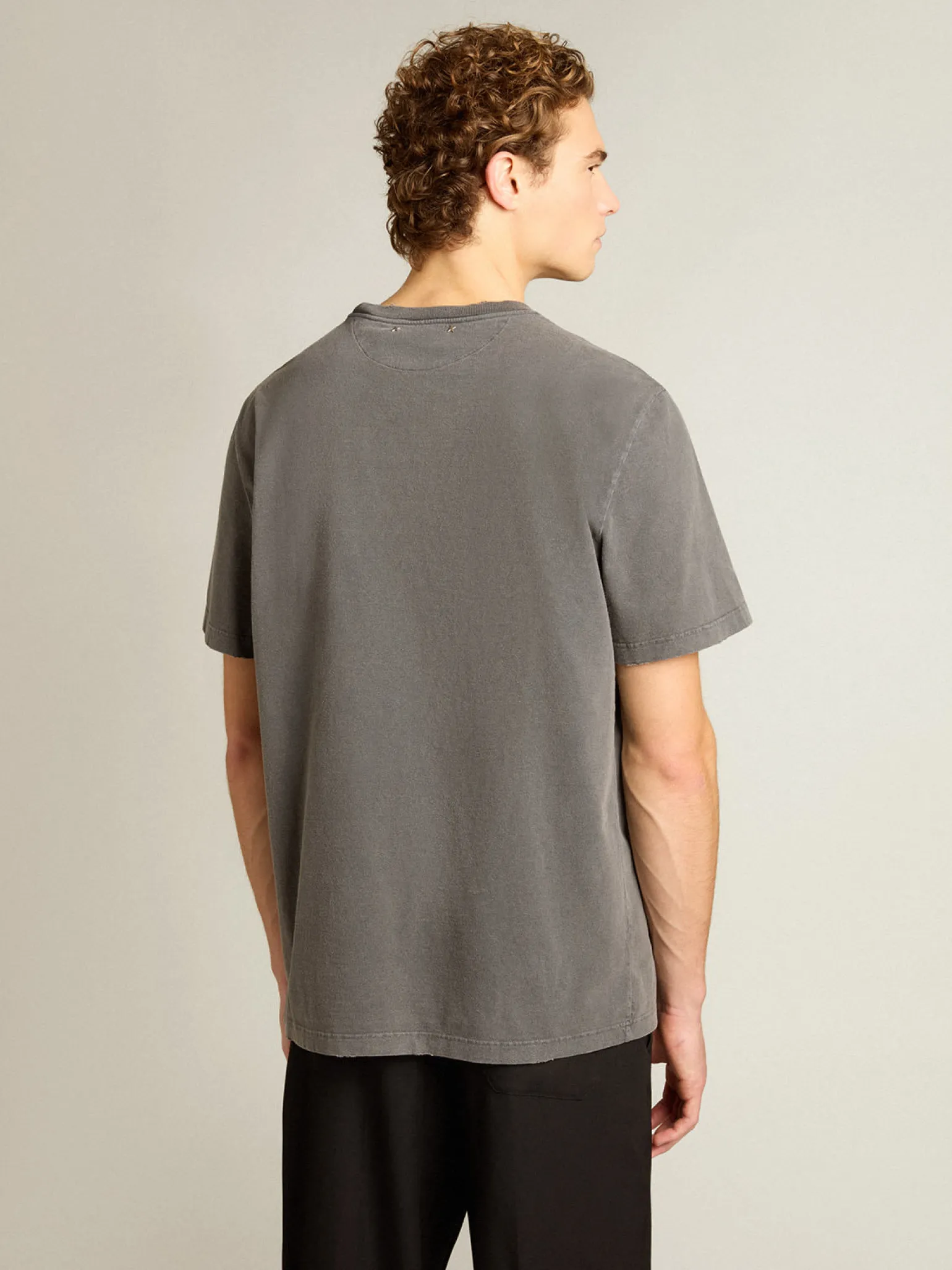 Fashion Camiseta masculina cinza antracite com tratamento desgastado Camisetas