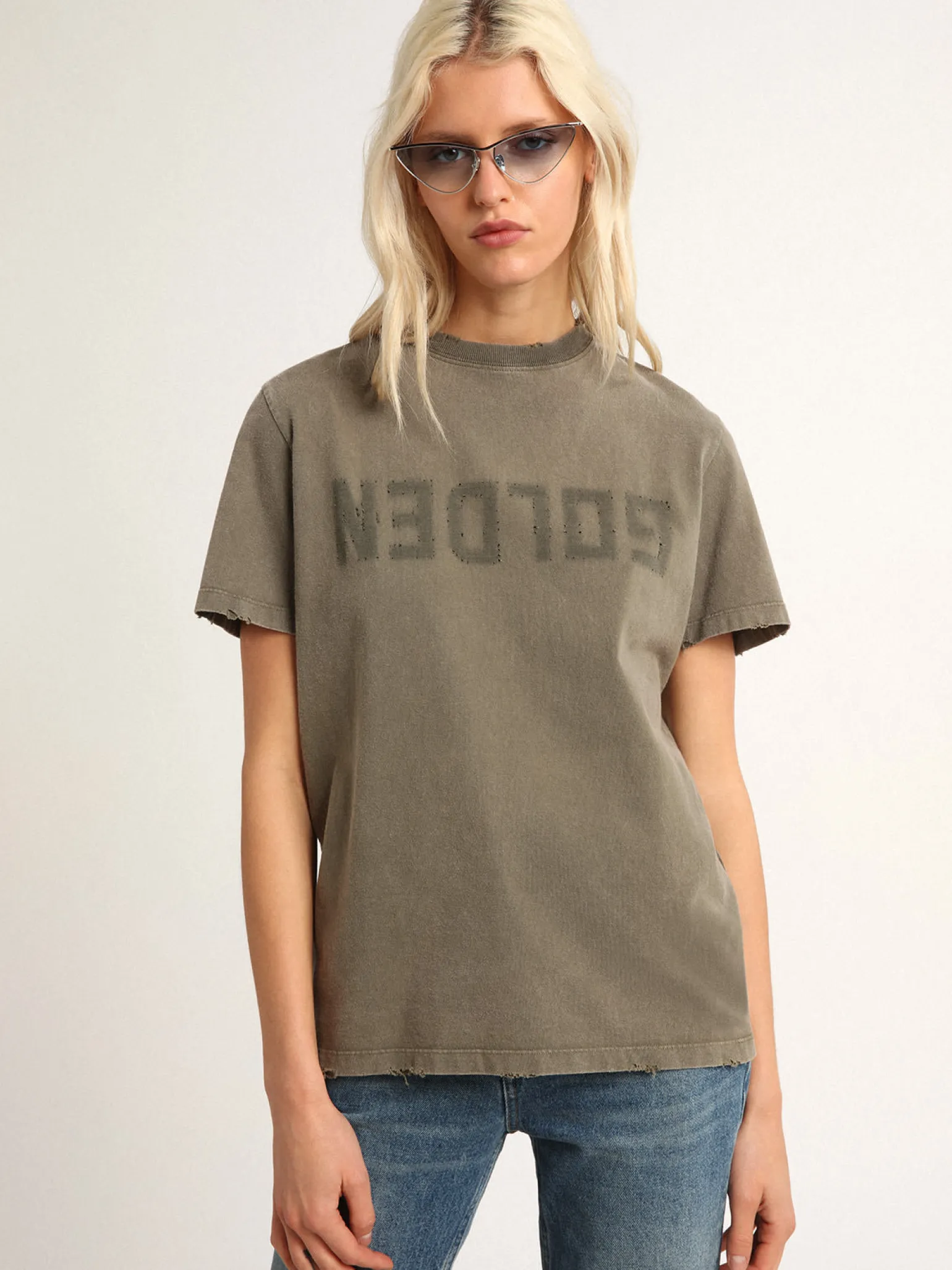 Shop Camiseta verde-oliva de caimento reto com a inscrição Golden na frente MULHER Camisetas