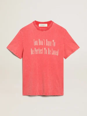 Shop Camiseta vermelha com escrita estampada na cor cru Camisetas