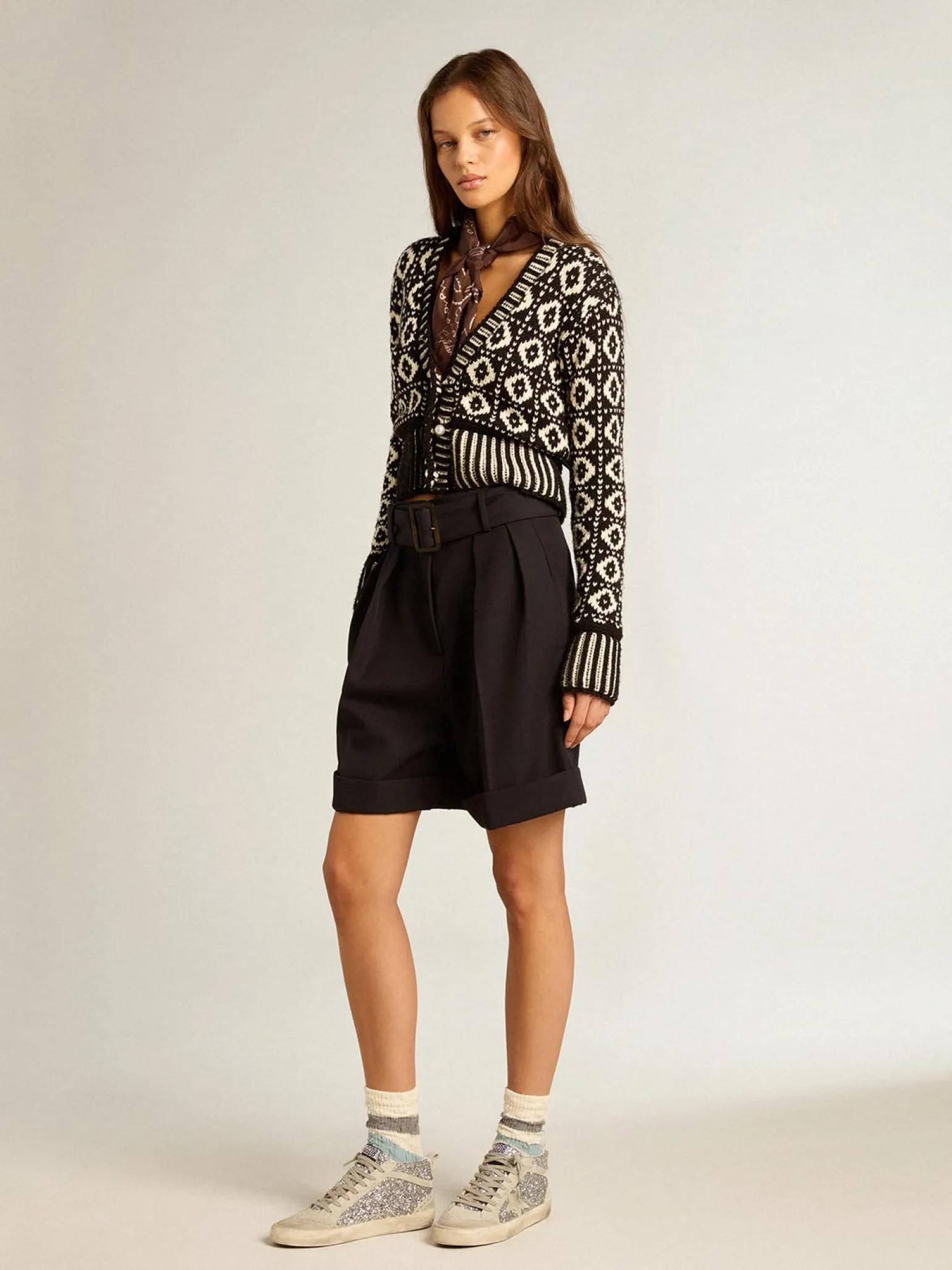 Online Cardigã cropped com estampas geométricas brancas e pretas MULHER Malhas