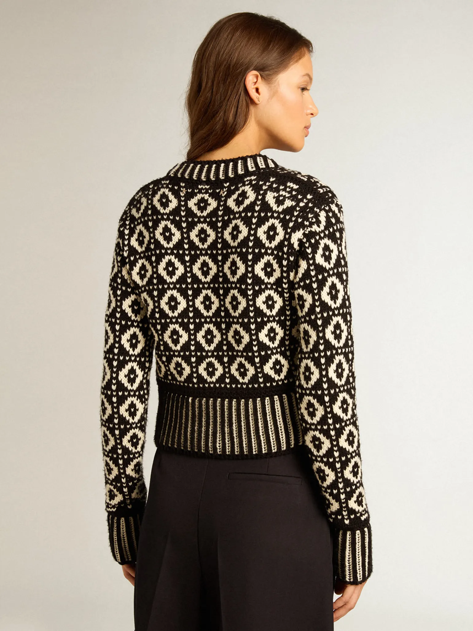 Online Cardigã cropped com estampas geométricas brancas e pretas MULHER Malhas