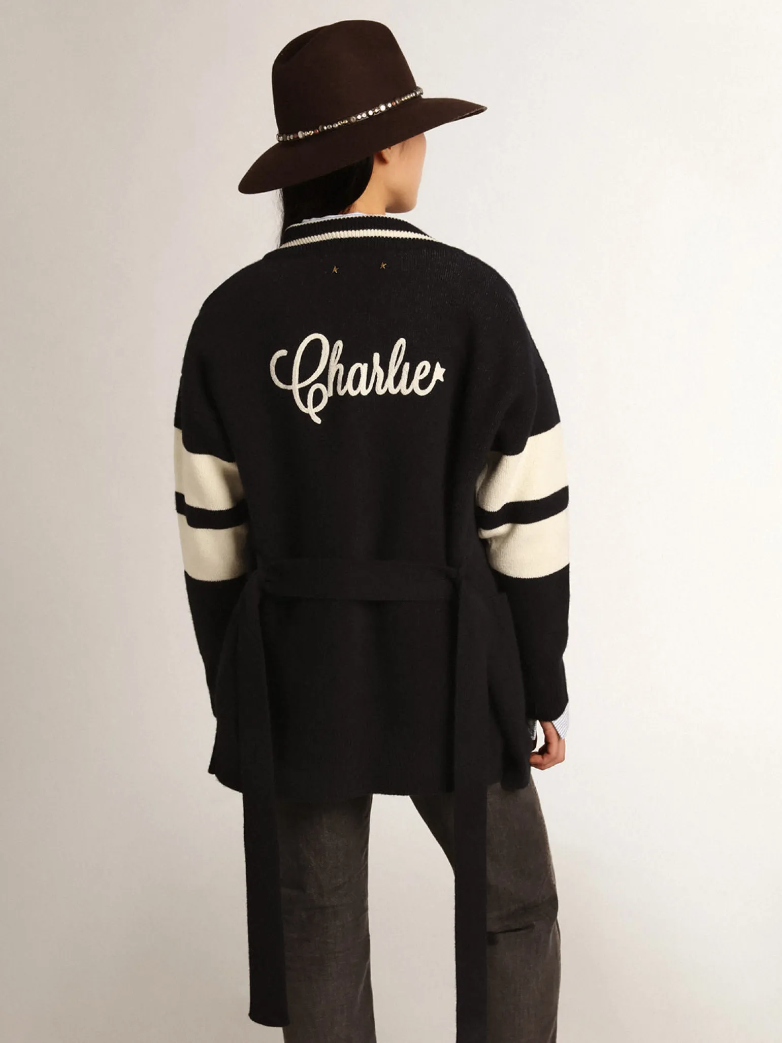 Store Cardigã feminino azul com cinto e inscrição nas costas MULHER Malhas