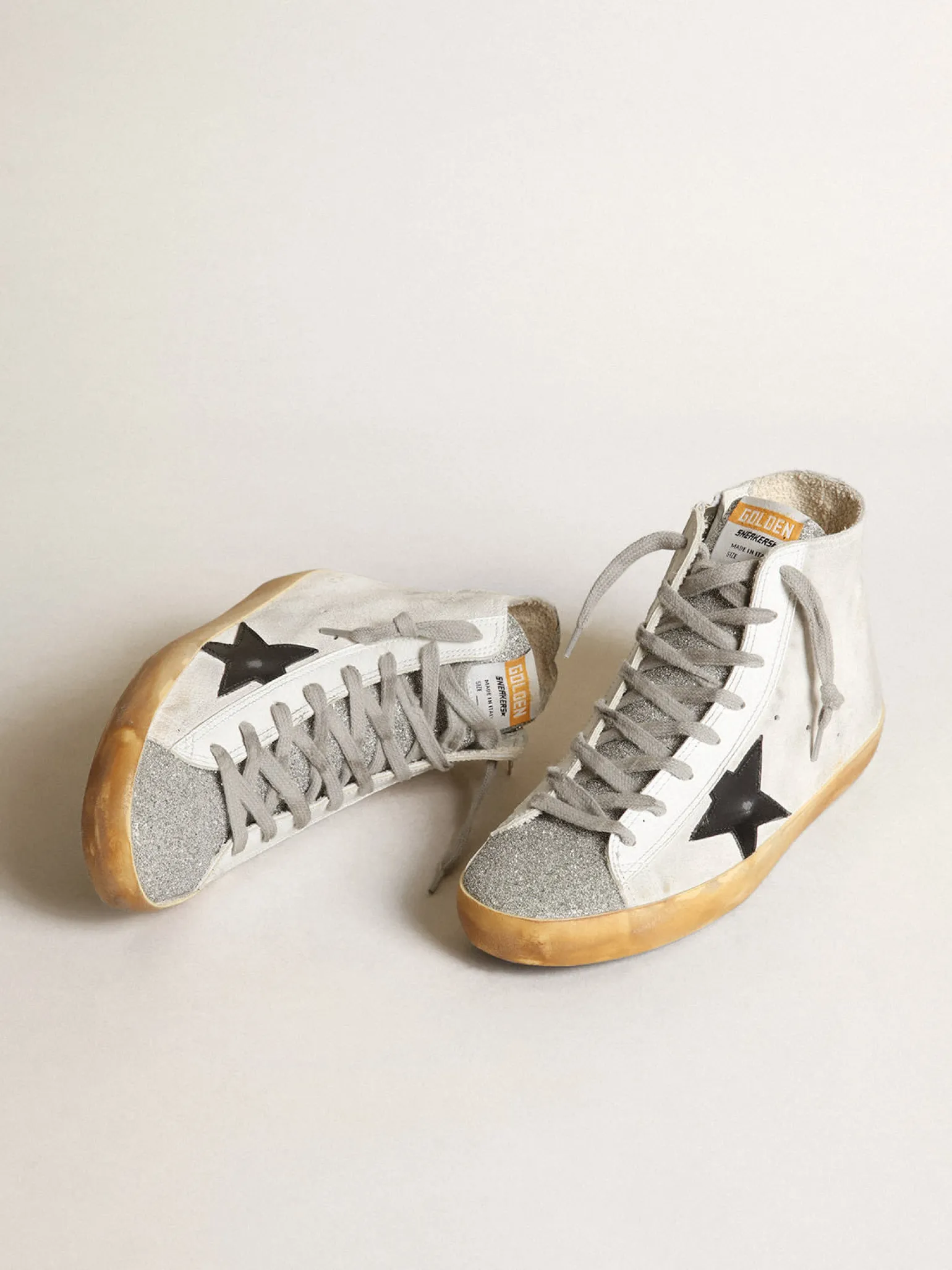 Shop Francy feminino de suede branco com estrela de couro preto MULHER Francy