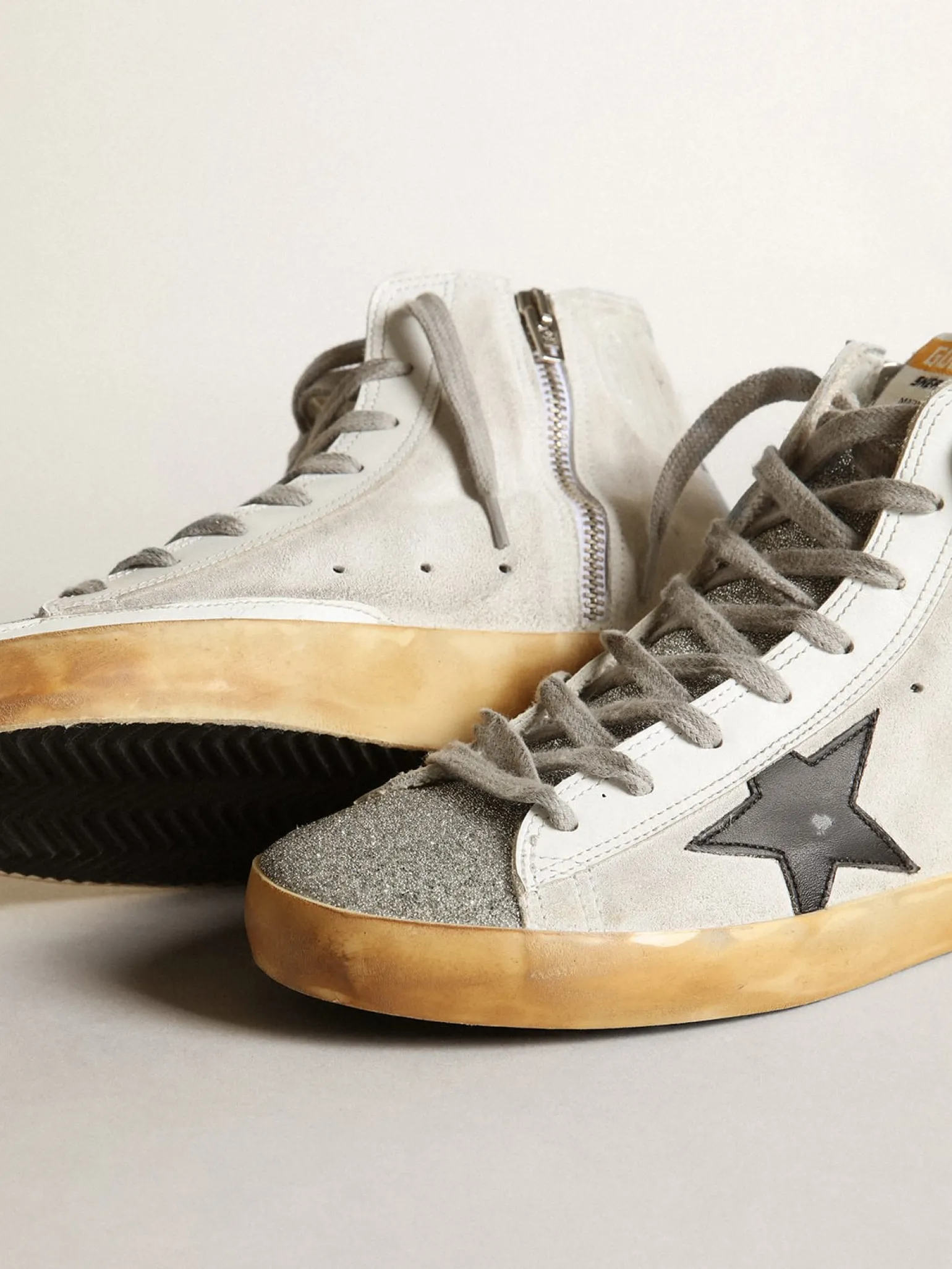 Shop Francy feminino de suede branco com estrela de couro preto MULHER Francy