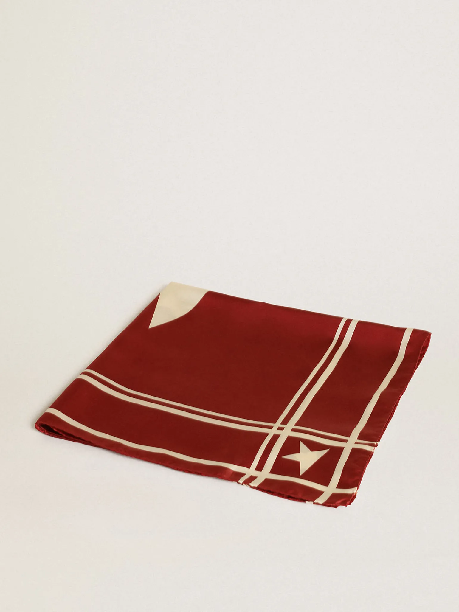 Sale Lenço vermelho com listras e estrelas brancas contrastantes MULHER Sedas e Echarpes | Beachwear