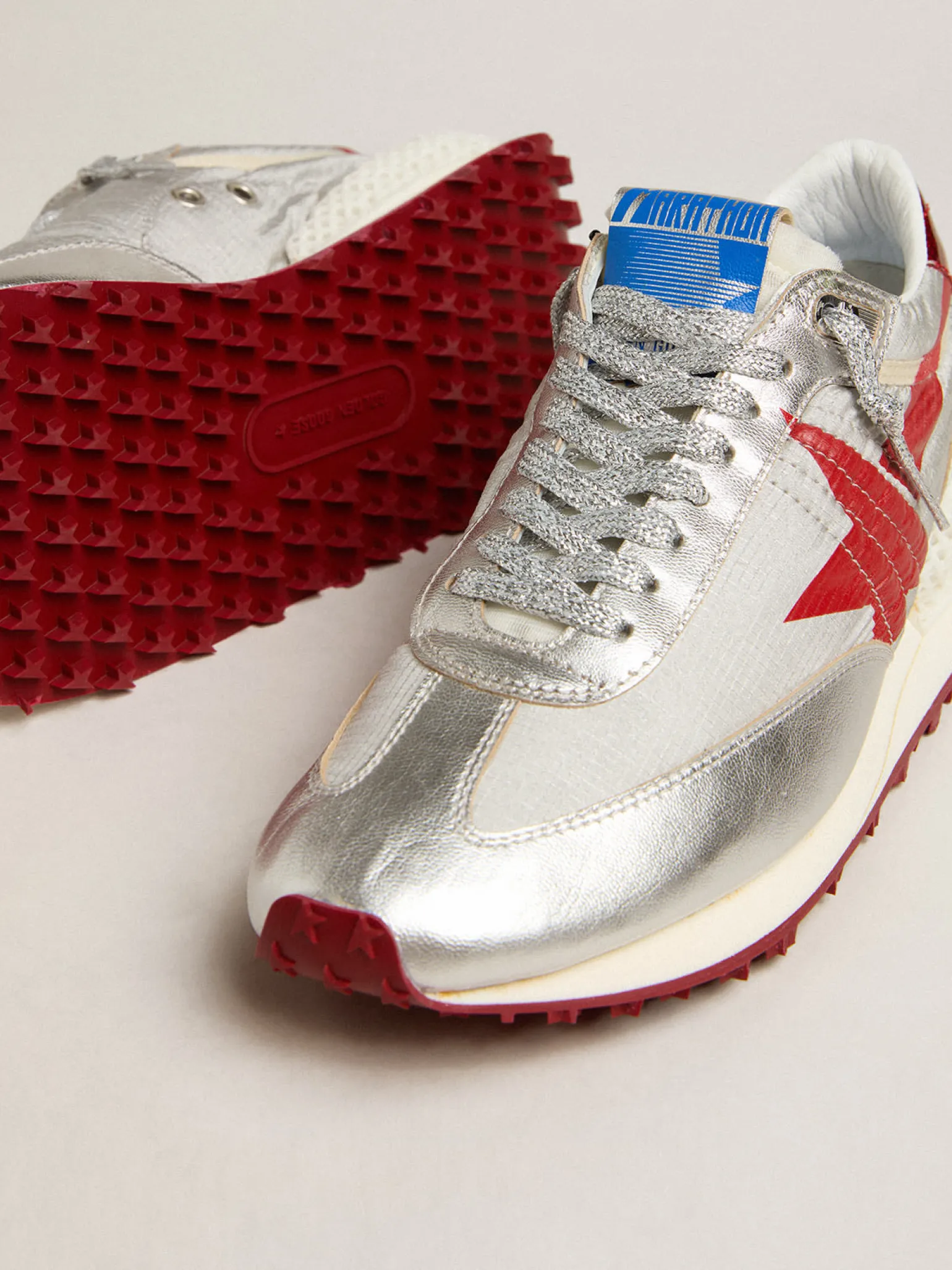 Online Marathon Masculino Exclusivo HAUS of Dreamers com cabedal de glitter prateado Marathon