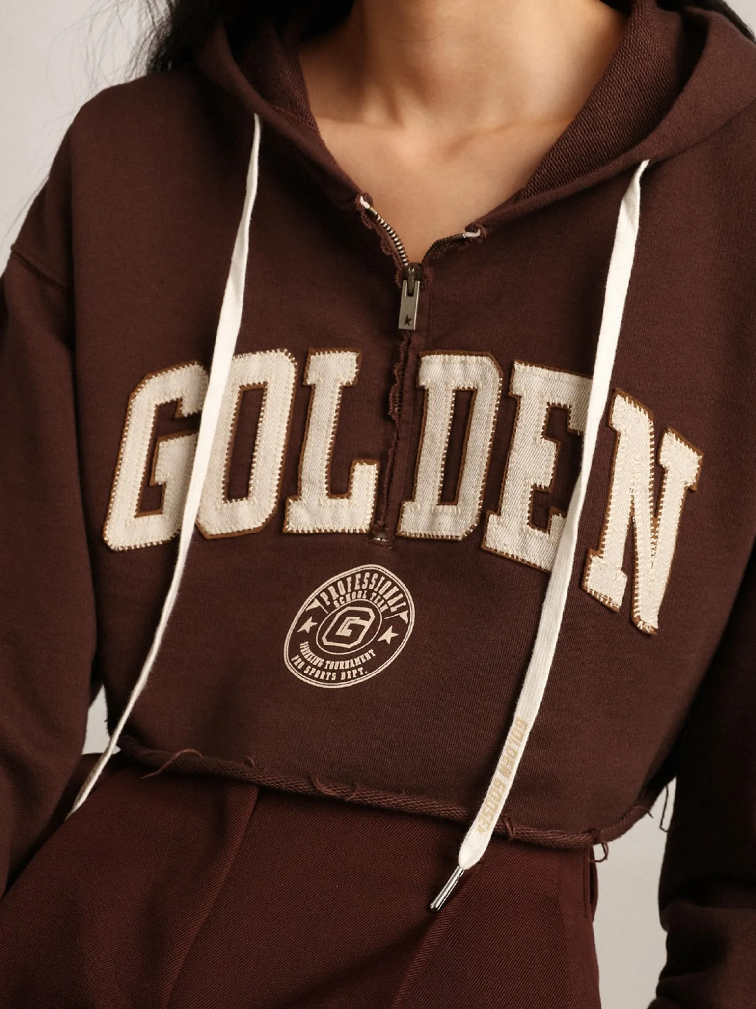 Sale Moletom cropped com capuz Coleção Journey na cor marrom castanha com inscrição Golden branca em contraste MULHER Moletons