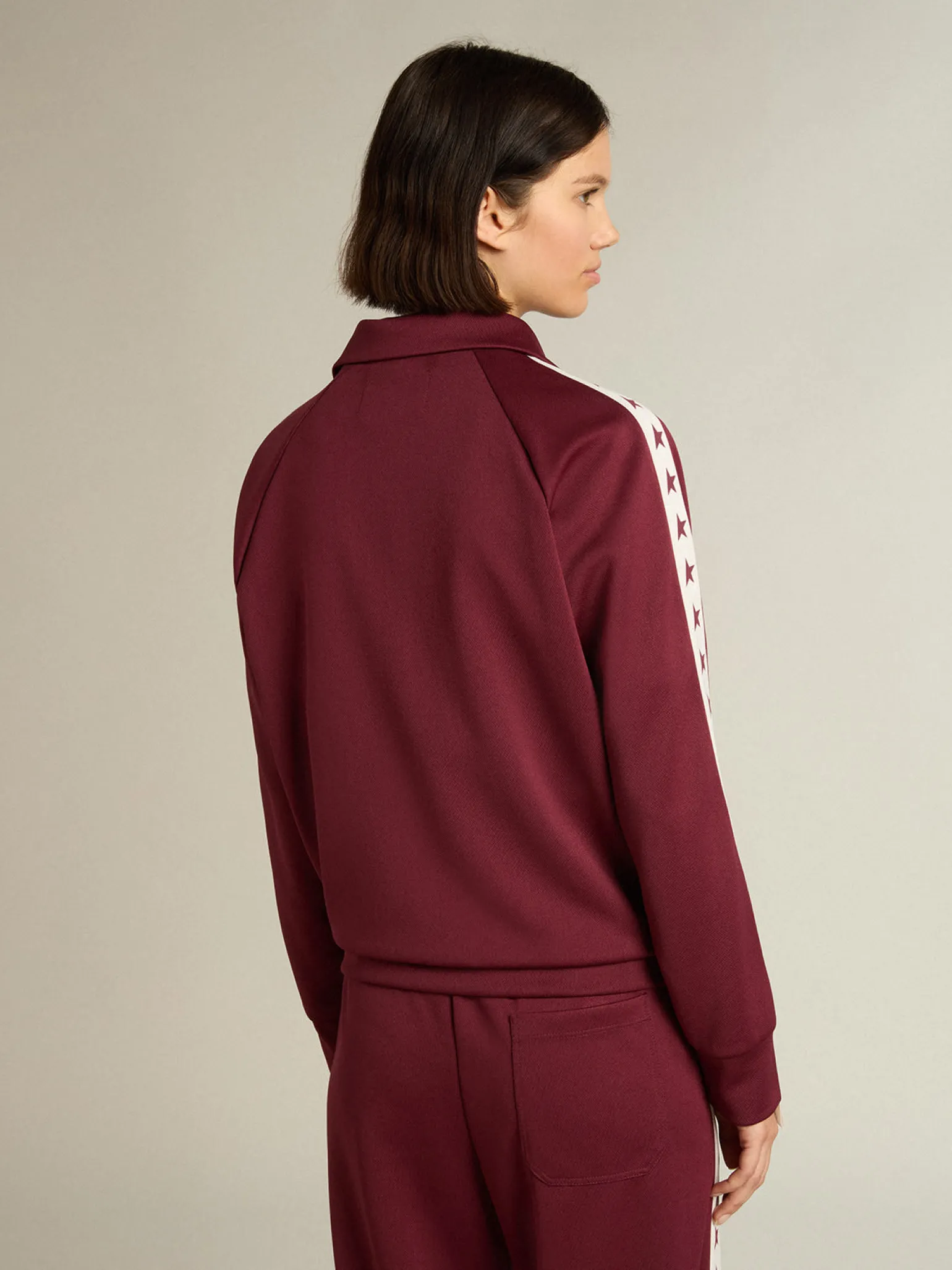 Fashion Moletom feminino bordô com zíper, faixa branca e estrelas em contraste MULHER Moletons