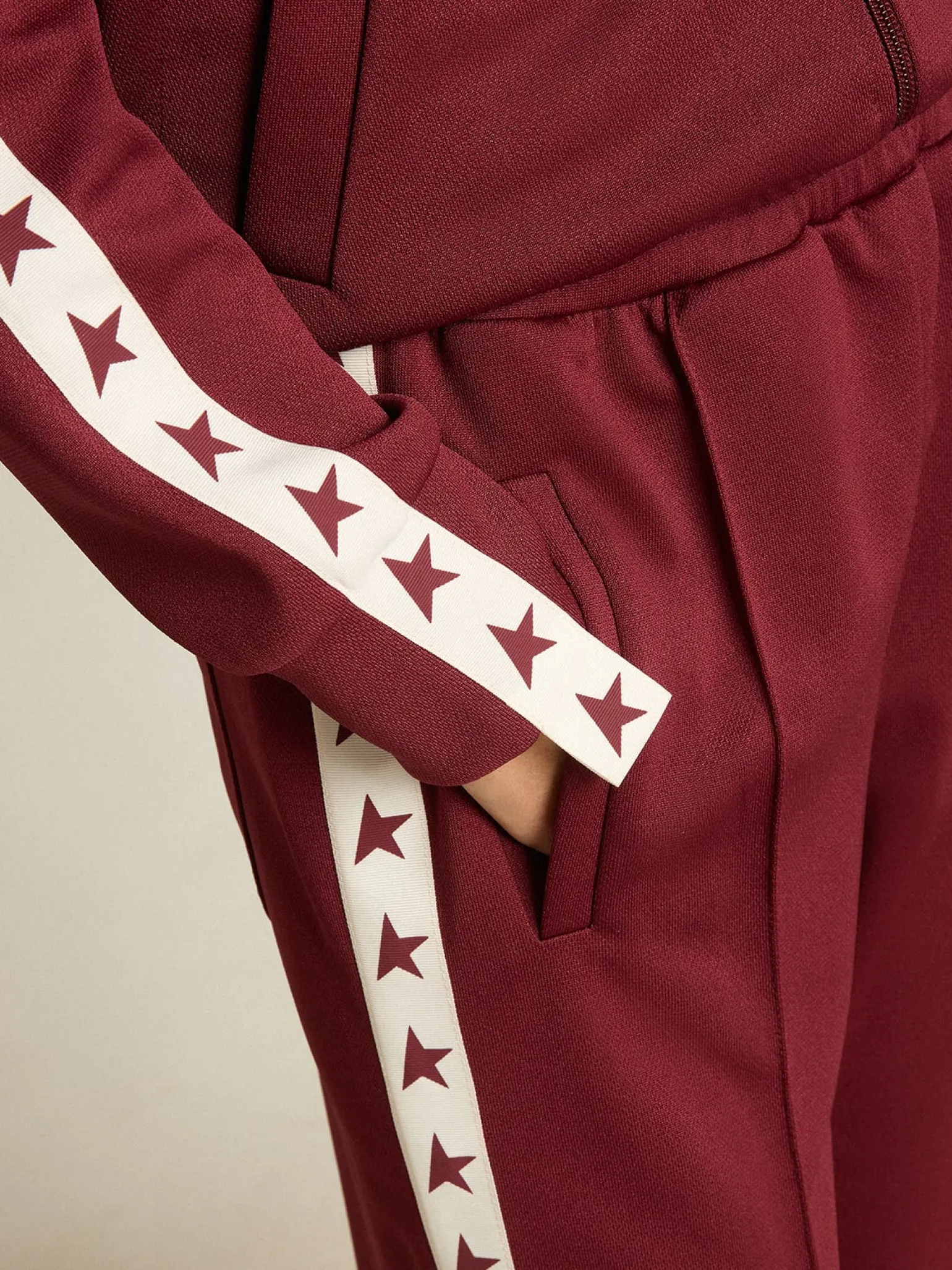 Fashion Moletom feminino bordô com zíper, faixa branca e estrelas em contraste MULHER Moletons