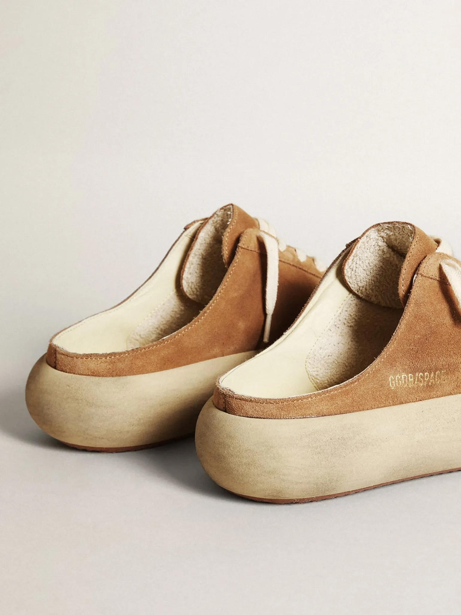 Clearance Mule Space-Star feminino de suede cor tabaco com estrela perfurada MULHER Space-Star