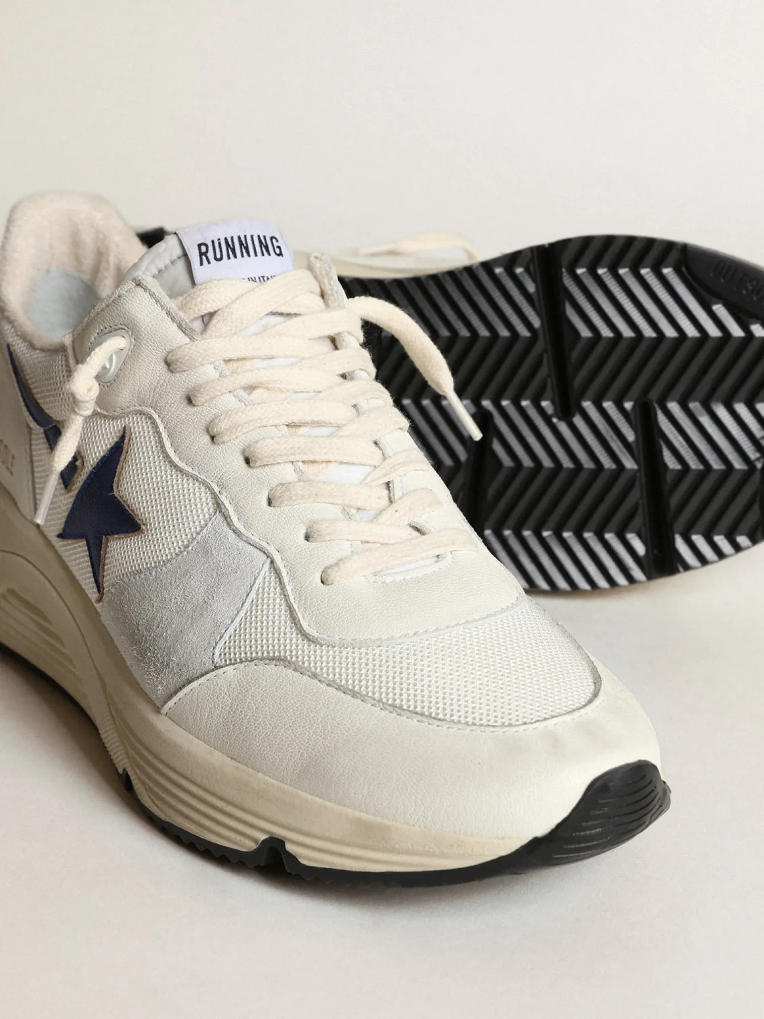 Store Running Sole de tela e napa brancas com estrela azul Running Sole