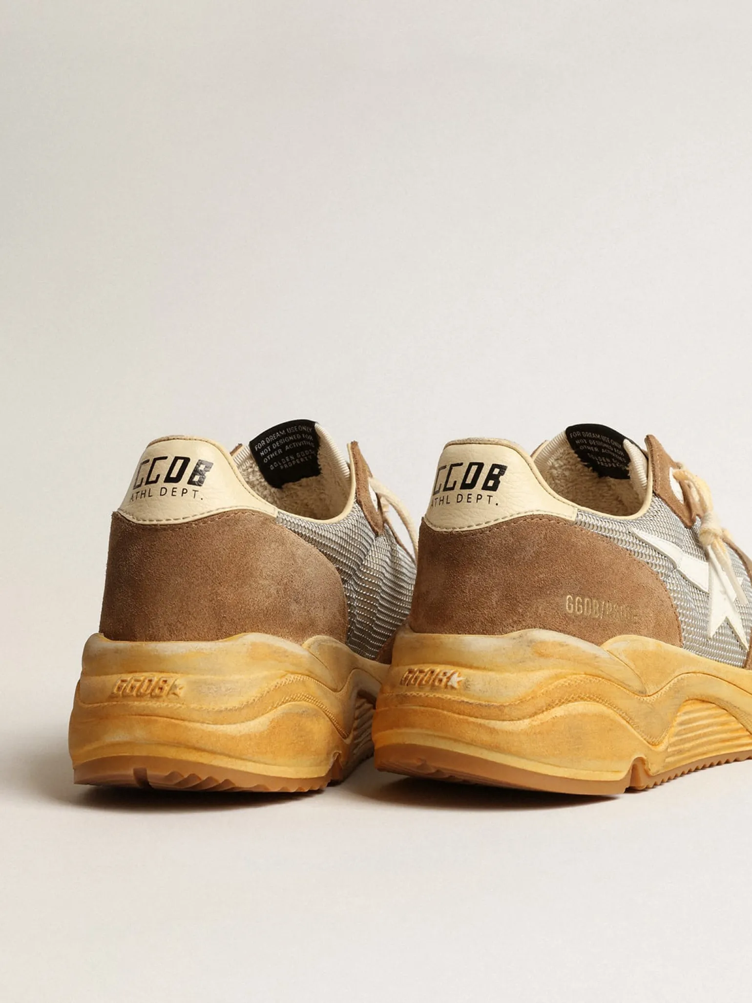 Discount Running Sole de tela prateada e suede cor tabaco com estrela branca Running Sole