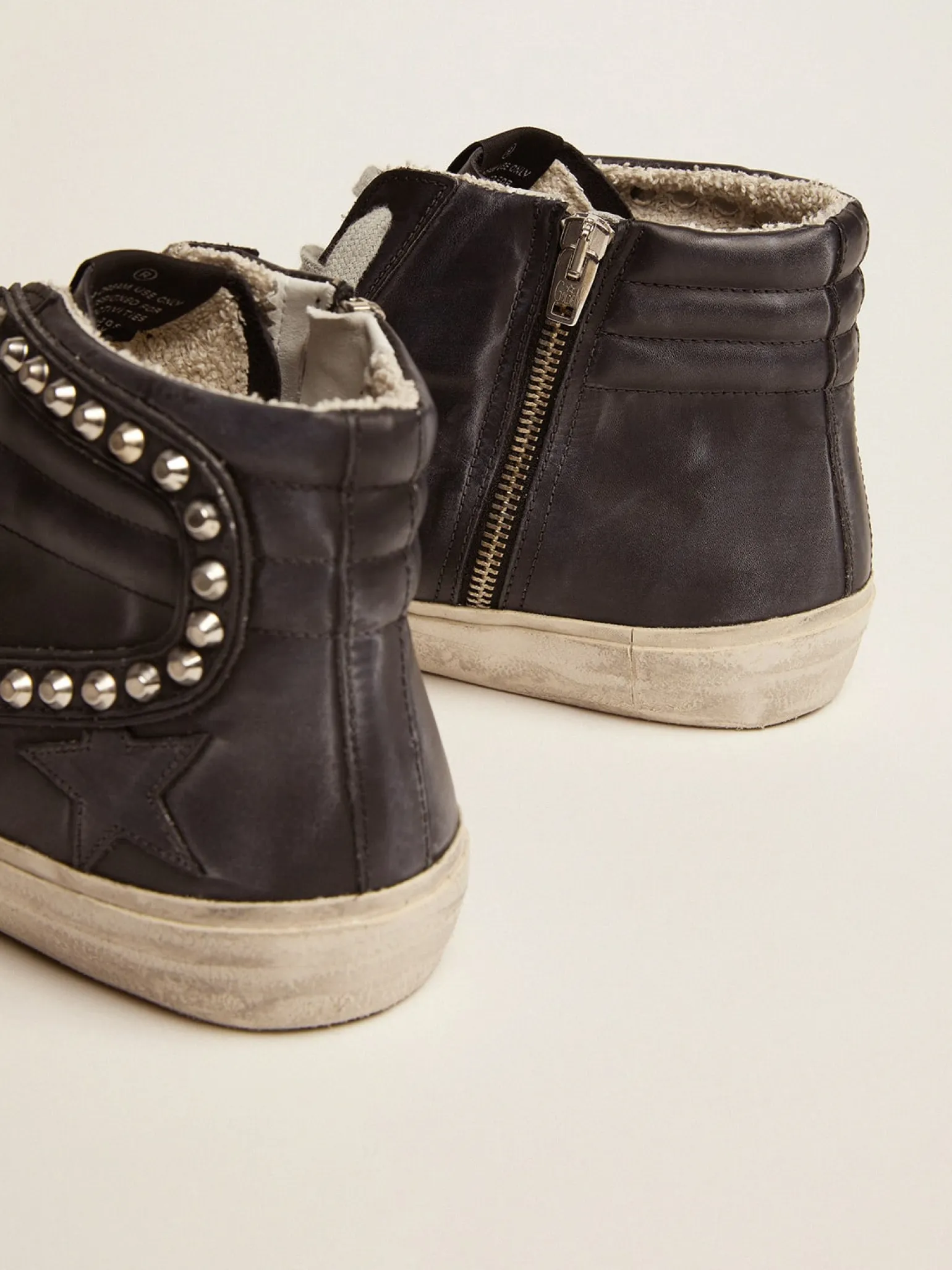 Hot Slide masculino preto com tachas aplicadas Slide