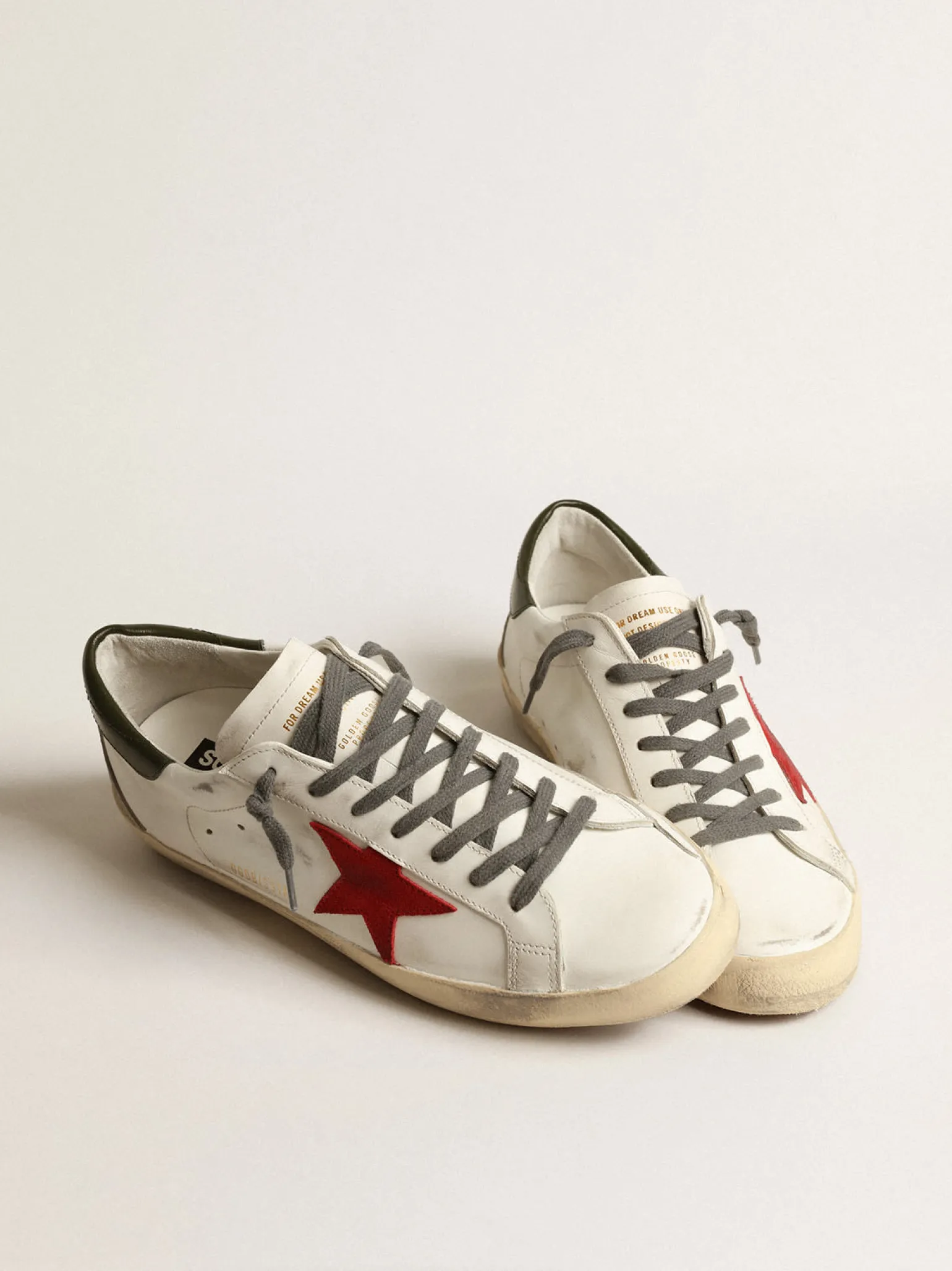 Store Super-Star com estrela de suede vermelho e talão de couro verde Super-Star