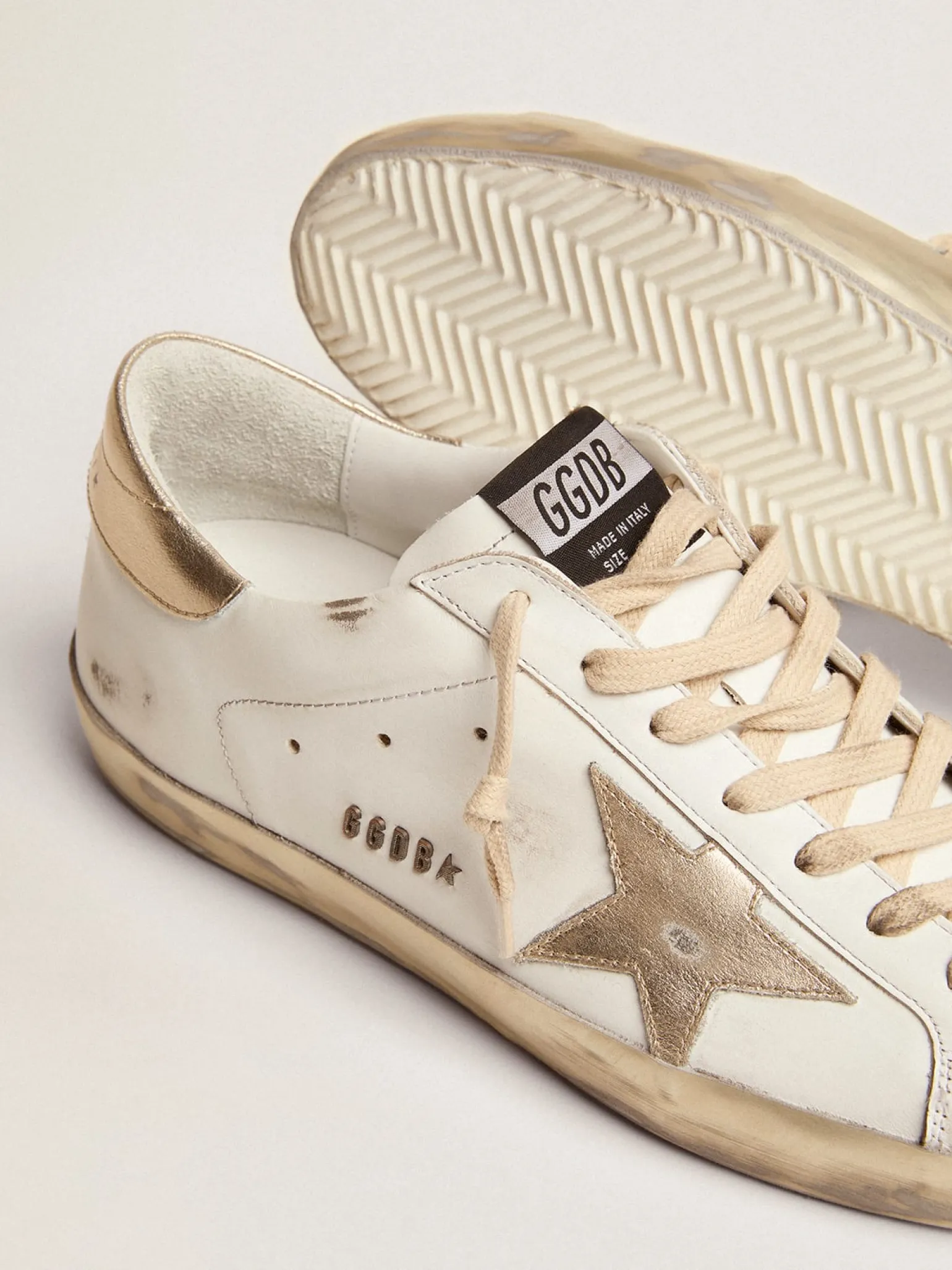 Hot Super-Star masculino com reforço dourado brilhante e inscrições Super-Star