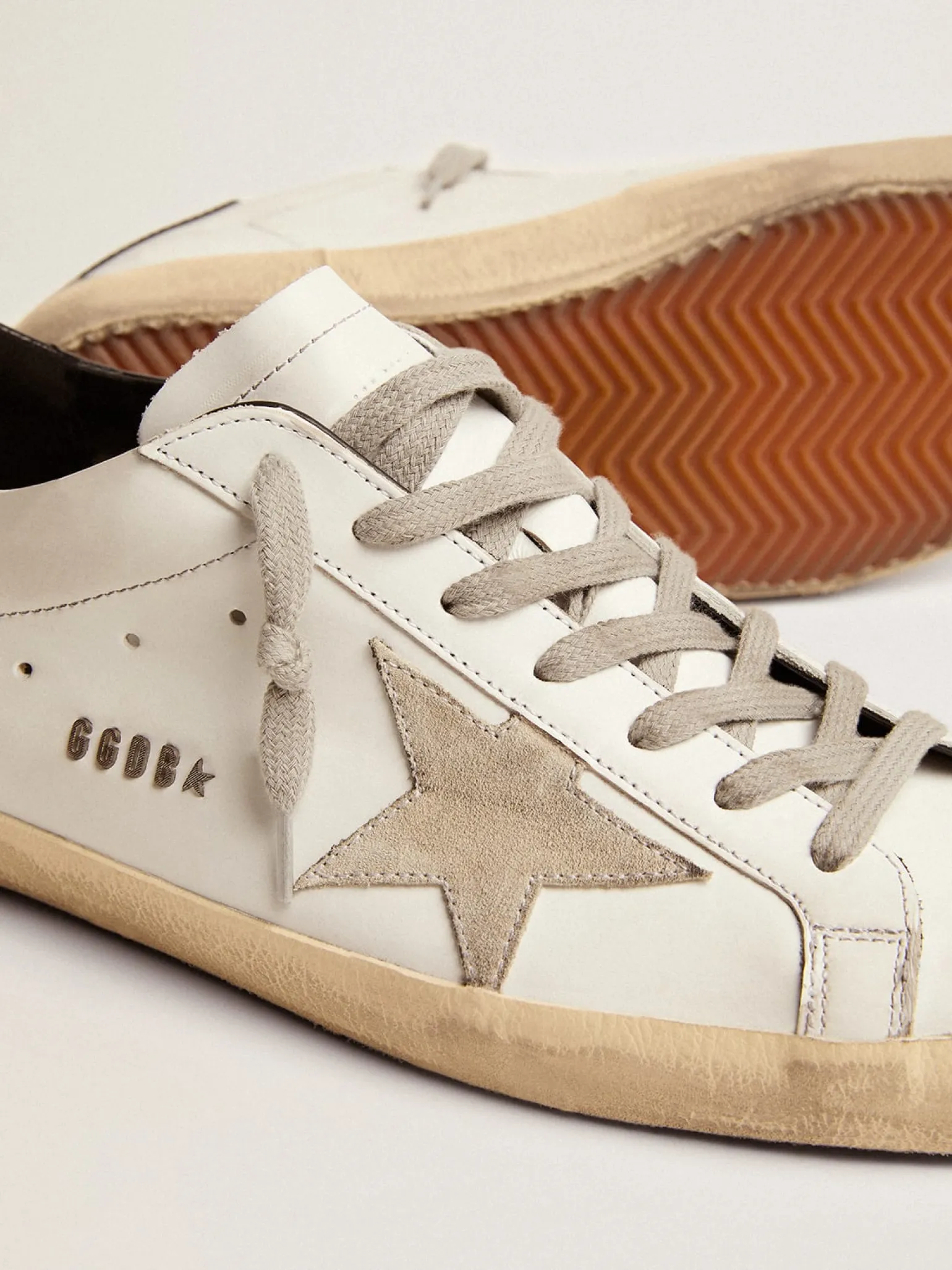 Online Super-Star masculino com talão preto e inscrições de metal Super-Star