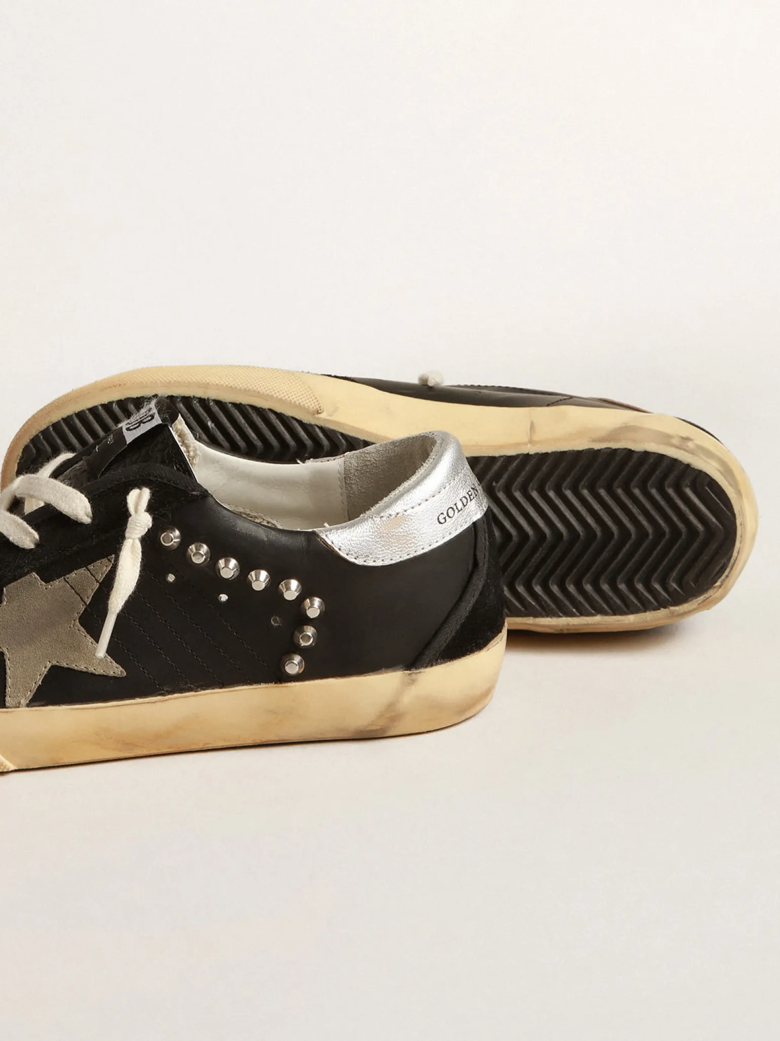 Sale Super-Star Masculino de couro e suede pretos com tachas prateadas Super-Star
