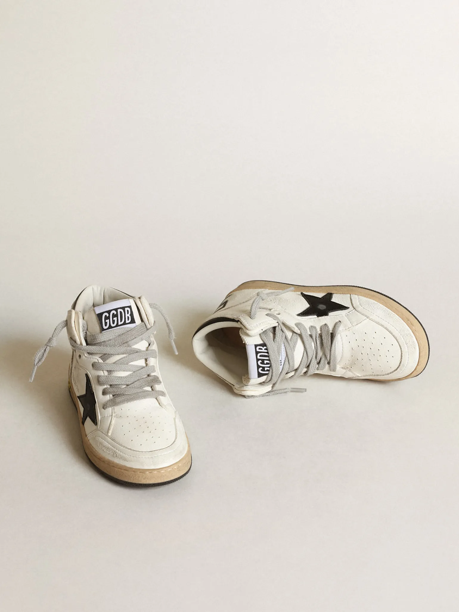Discount Young Sky-Star de napa branca com estrela e talão pretos Meninas (4-10 anos) | Meninos (4-10 anos)